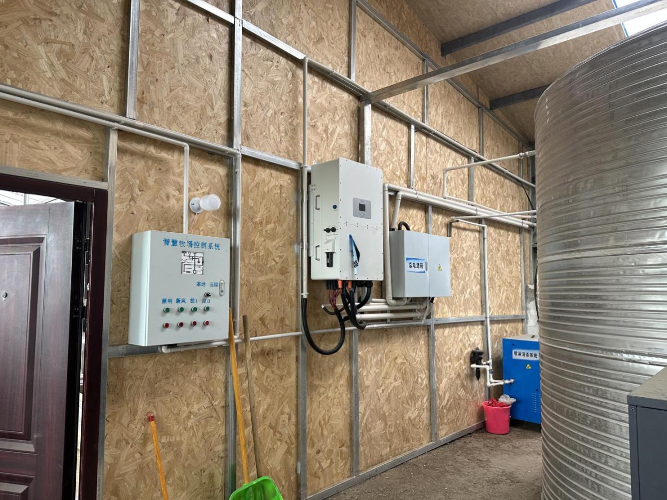 牧場內(nèi)的“智慧牧場控制系統(tǒng)”等設(shè)備有序排布。受訪者供圖