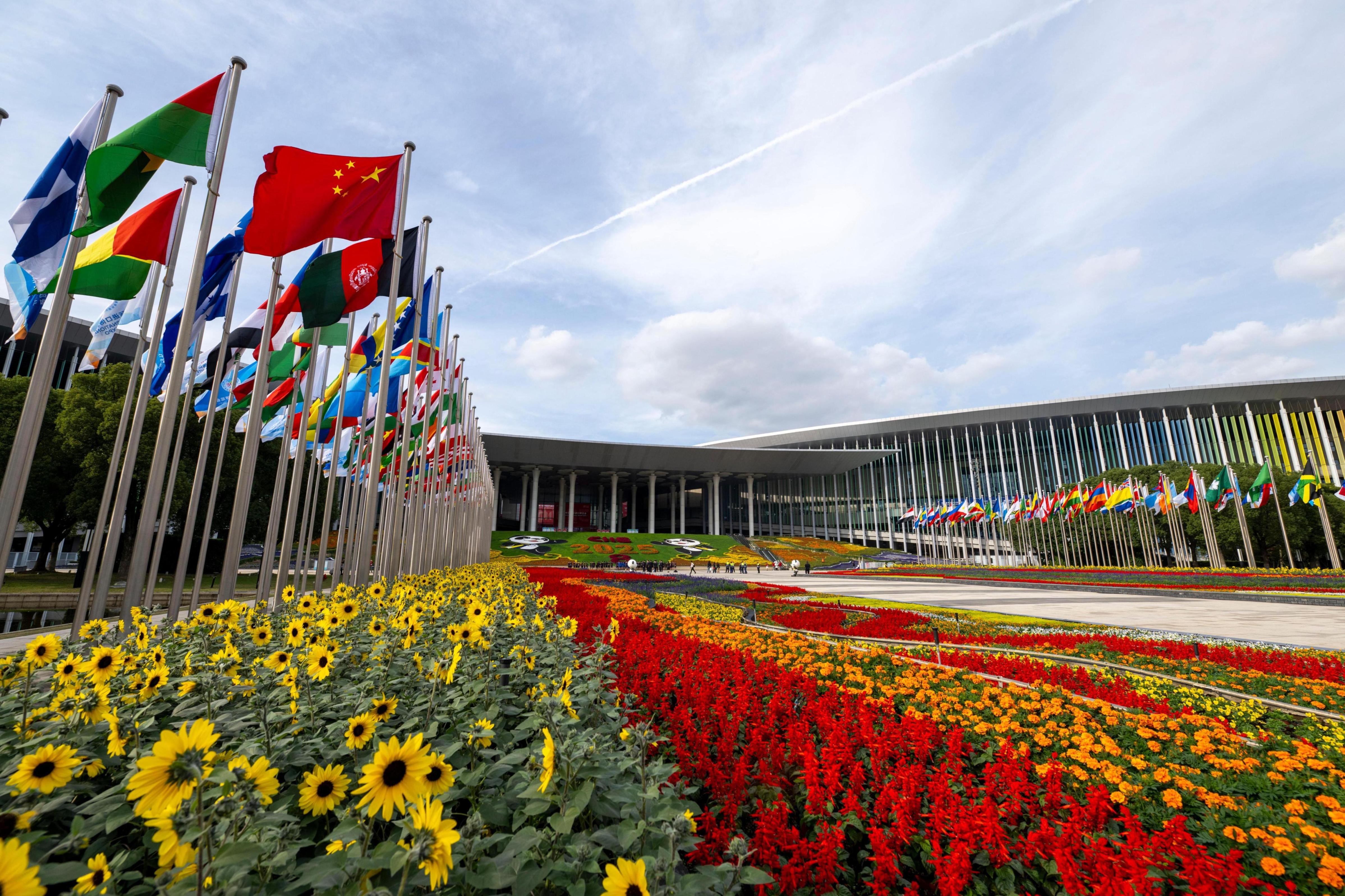 11月3日，第八屆中國(guó)國(guó)際進(jìn)口博覽會(huì)舉辦場(chǎng)地——國(guó)家會(huì)展中心（上海）南廣場(chǎng)。人民網(wǎng)記者 翁奇羽攝