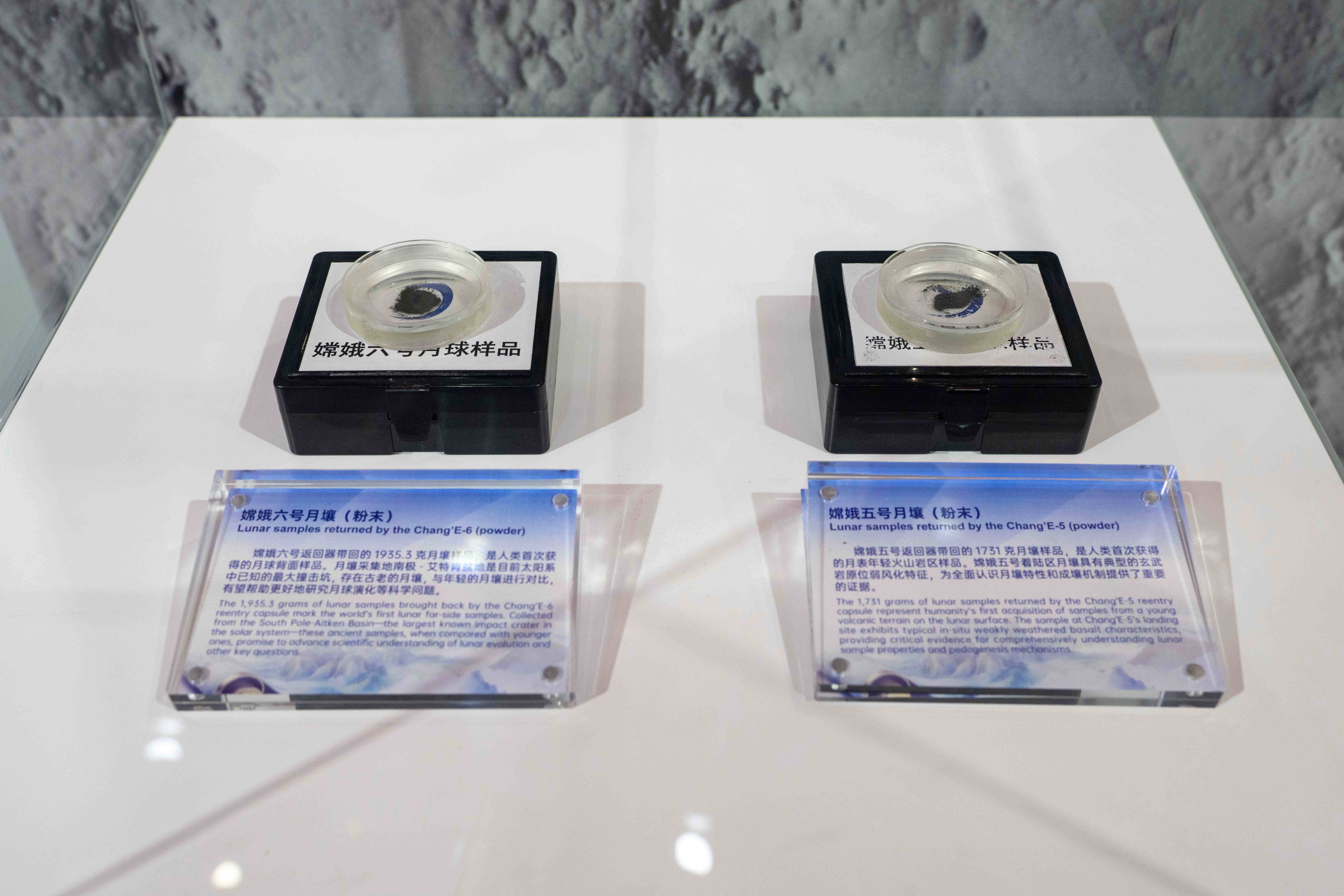 “嫦娥五號”“嫦娥六號”月壤樣本亮相中國館。人民網(wǎng)記者 翁奇羽攝