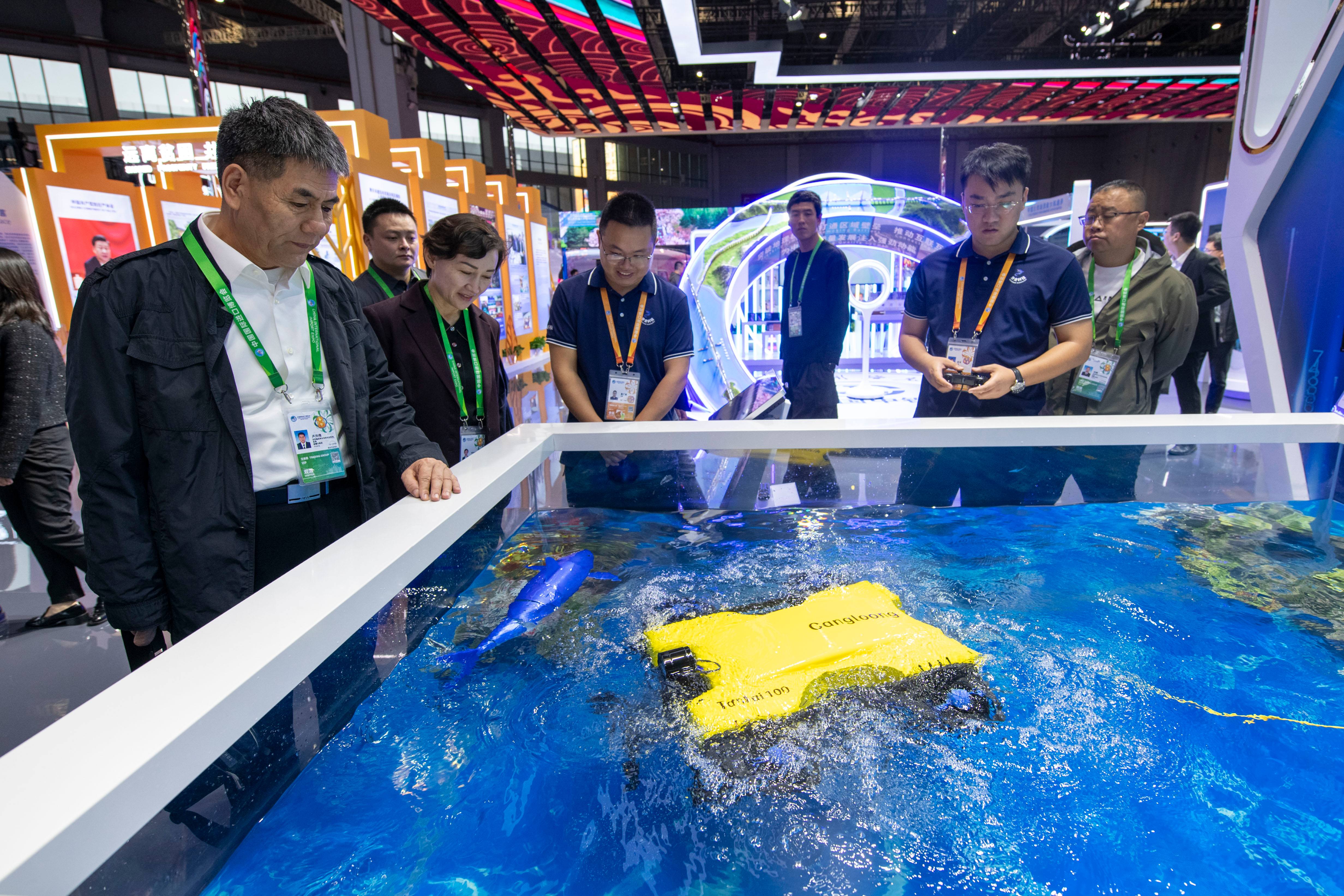 在第八屆進(jìn)博會中國館，觀眾參觀人工智能海洋裝備。人民網(wǎng)記者 翁奇羽攝
