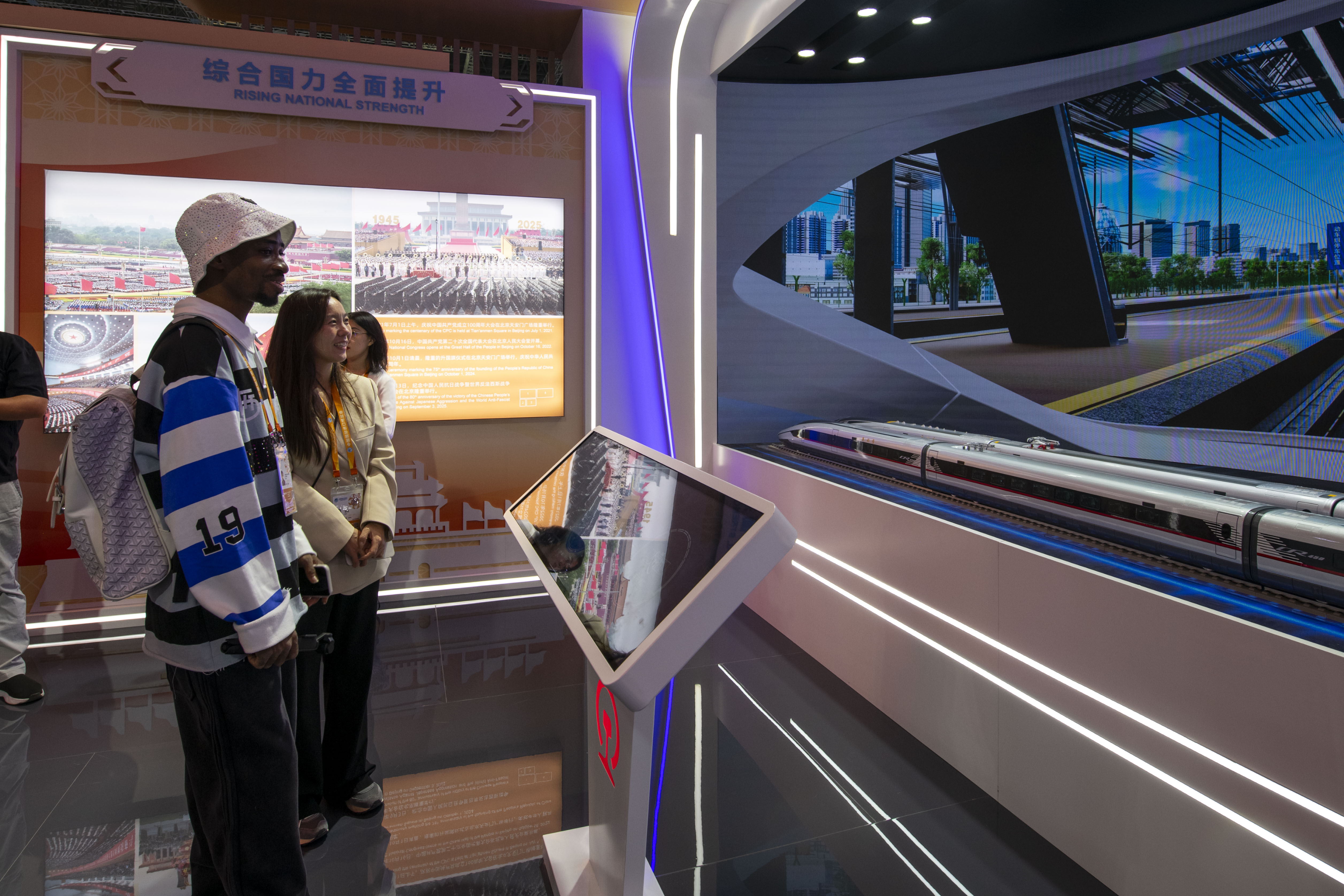 在第八屆進(jìn)博會(huì)中國(guó)館，外國(guó)參觀者沉浸式體驗(yàn)CR450動(dòng)車組飛馳。人民網(wǎng)記者 翁奇羽攝