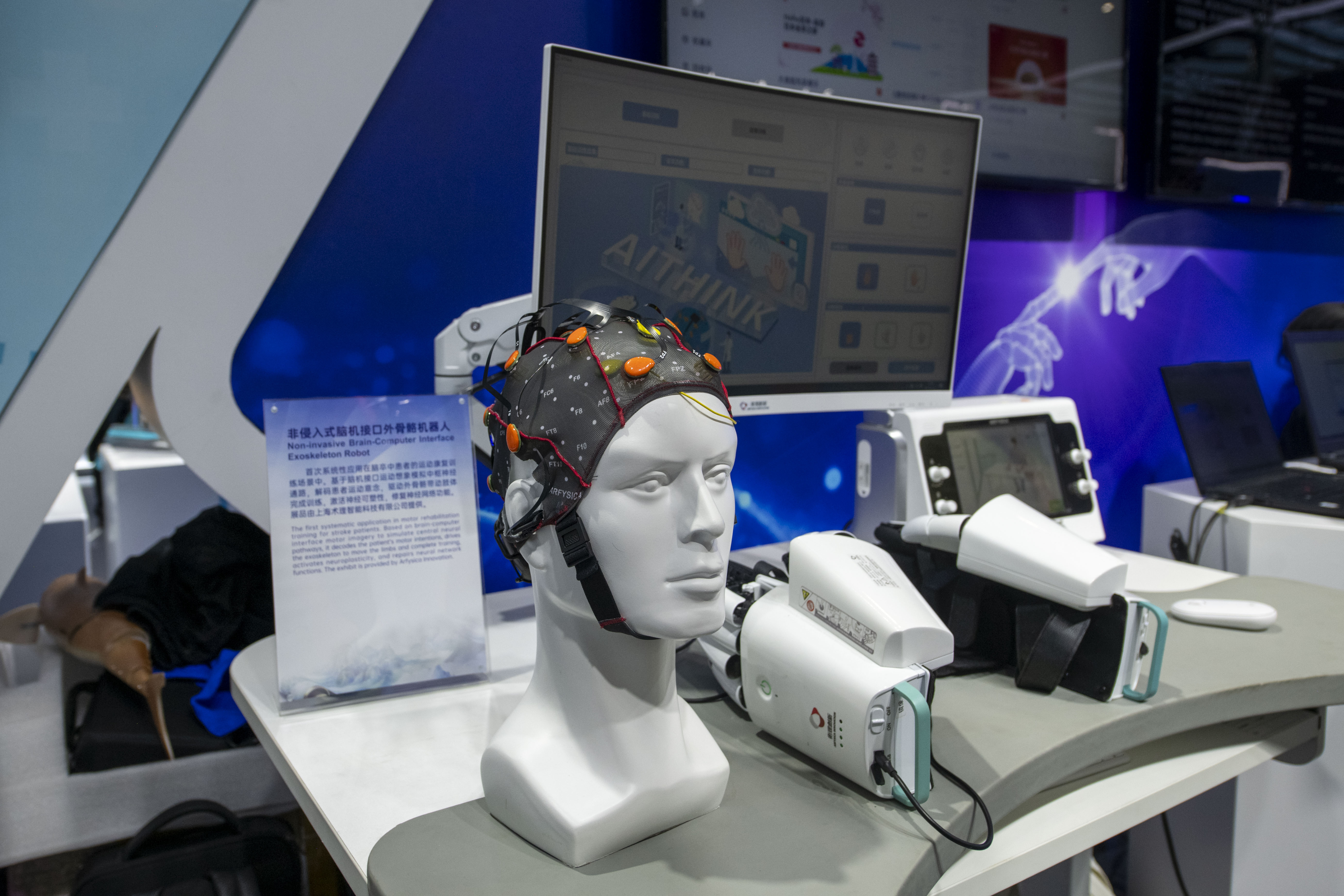 非侵入式腦機(jī)接口外骨骼機(jī)器人亮相第八屆進(jìn)博會(huì)中國(guó)館。人民網(wǎng)記者 翁奇羽攝