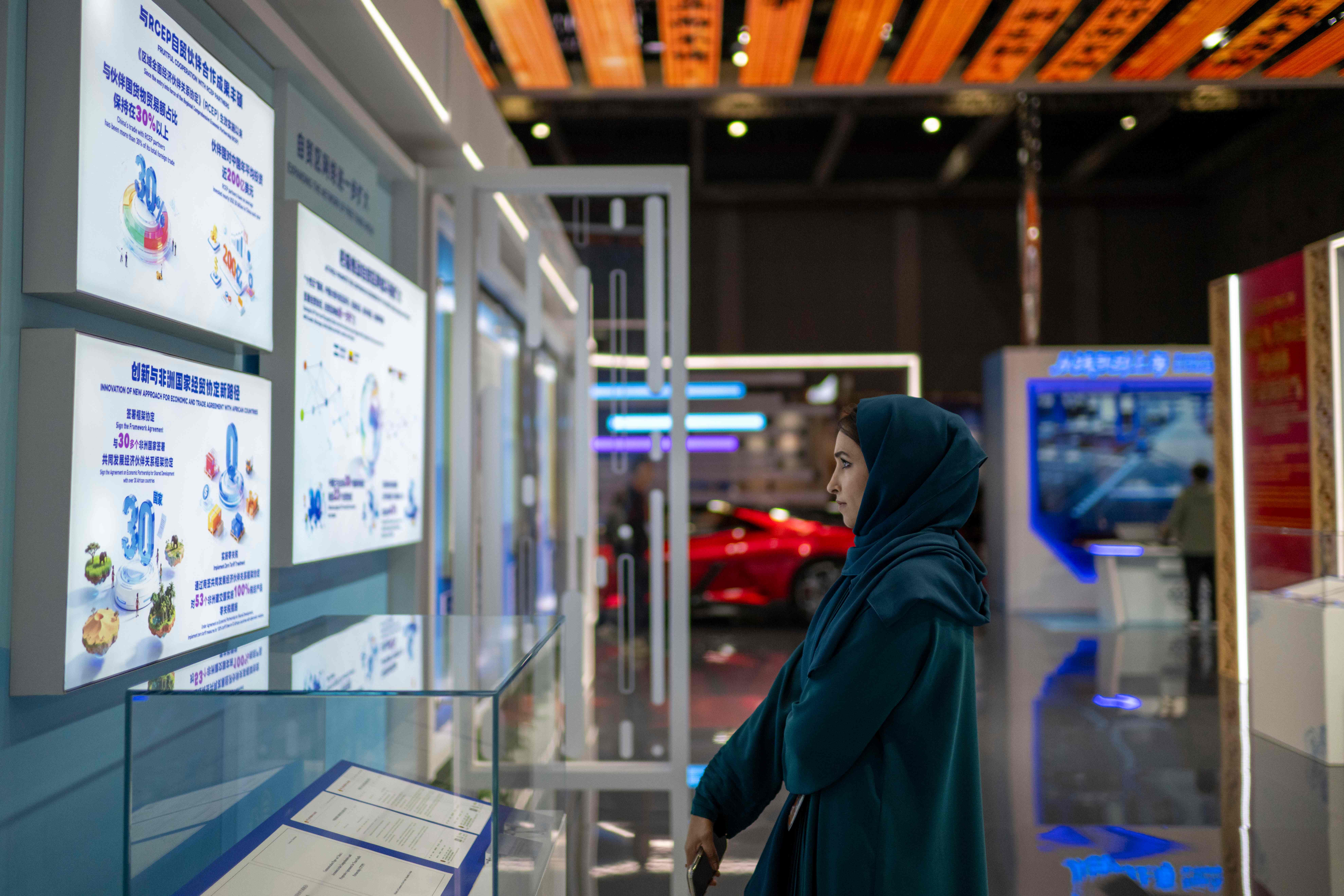 在第八屆進(jìn)博會(huì)國家展，外國觀眾正在參觀中國館。人民網(wǎng)記者 翁奇羽攝