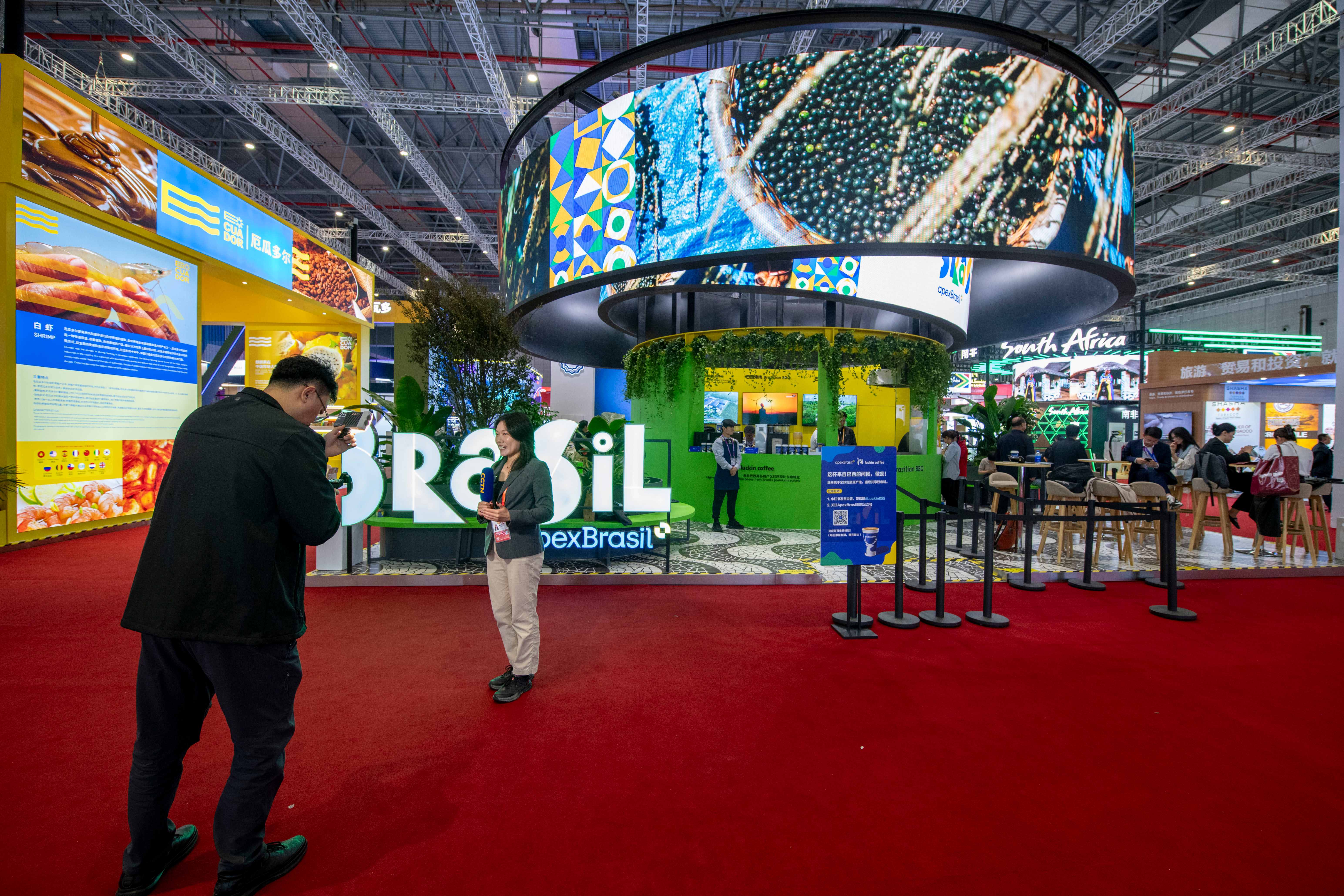 在第八屆進博會國家展，媒體記者正在巴西館采訪拍攝。人民網(wǎng)記者 翁奇羽攝