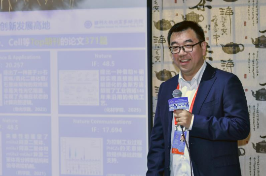 國科大杭州高等研究院智能學院執(zhí)行院長鄭宇化。人民網記者 任峰濤攝