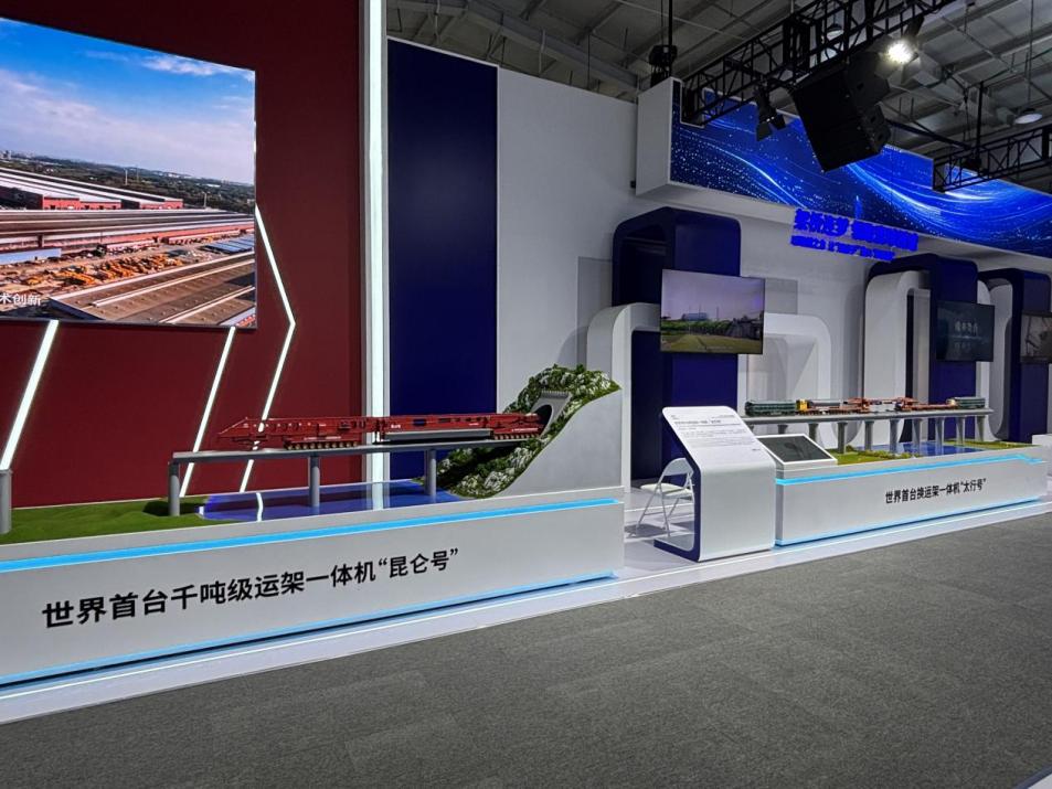 在“大國重器”展區(qū)展示的“昆侖號(hào)”“太行號(hào)”模型。&nbsp;人民網(wǎng)記者 黃盛攝