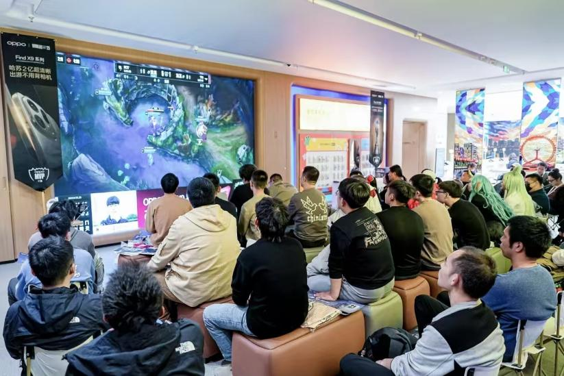 消費(fèi)者在線(xiàn)下門(mén)店觀看電競(jìng)賽事。受訪(fǎng)方供圖