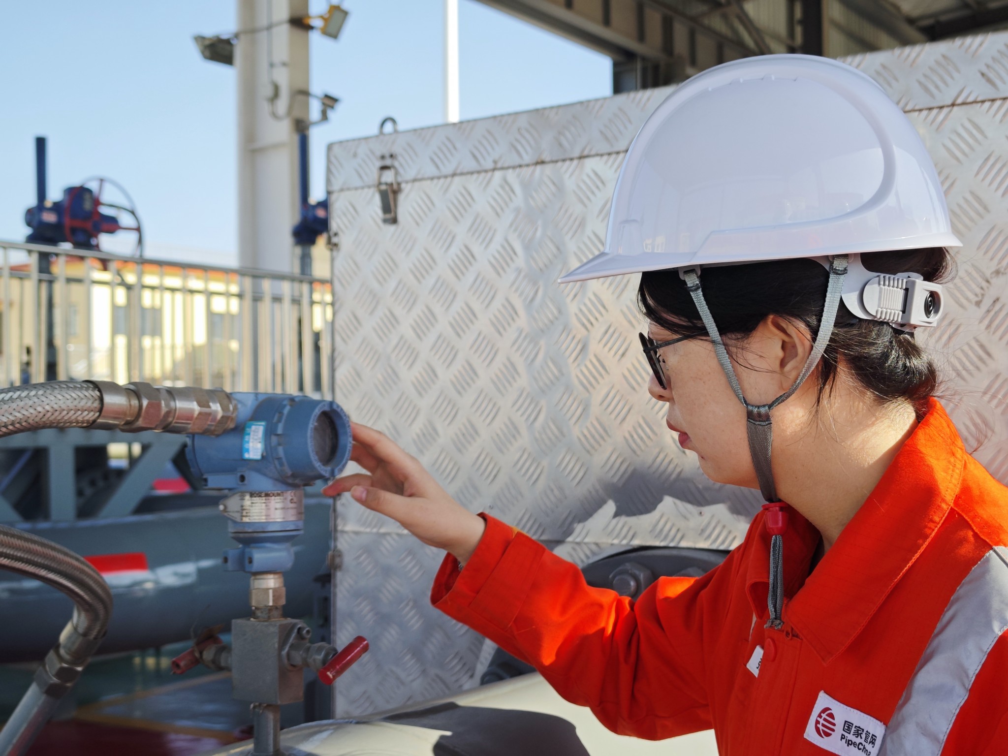 崗位職工正在進(jìn)行巡檢。人民網(wǎng)記者 王天樂(lè)攝