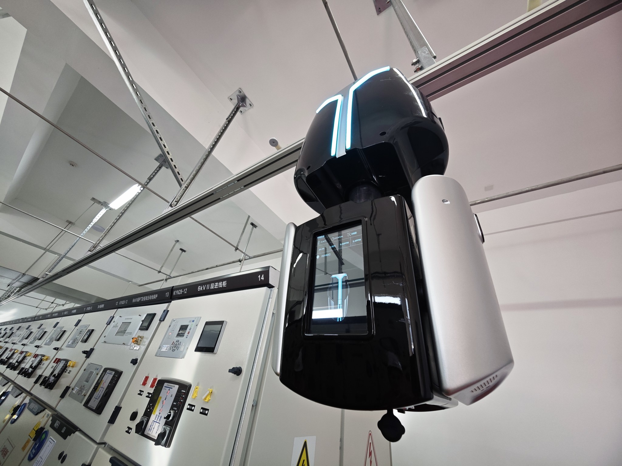 智能巡檢機(jī)器人。人民網(wǎng)記者 王天樂攝