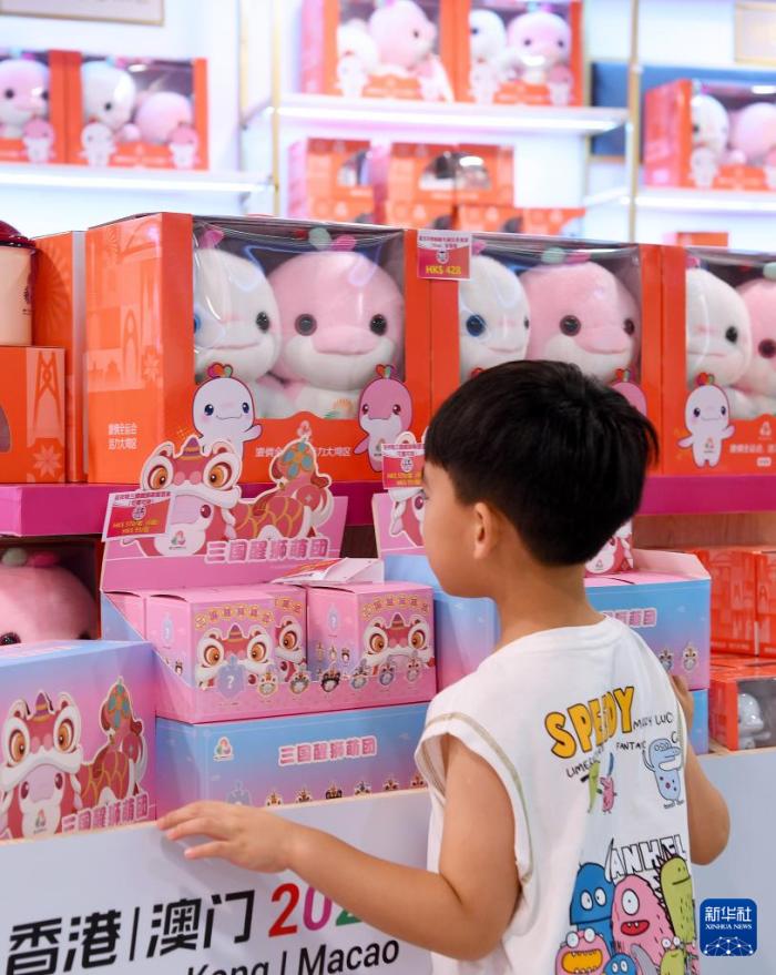 7月14日，一名男孩在香港西九龍站官方零售店瀏覽。當日，第十五屆全國運動會香港賽區(qū)官方特許商品開始發(fā)售。新華社記者 陳鐸 攝