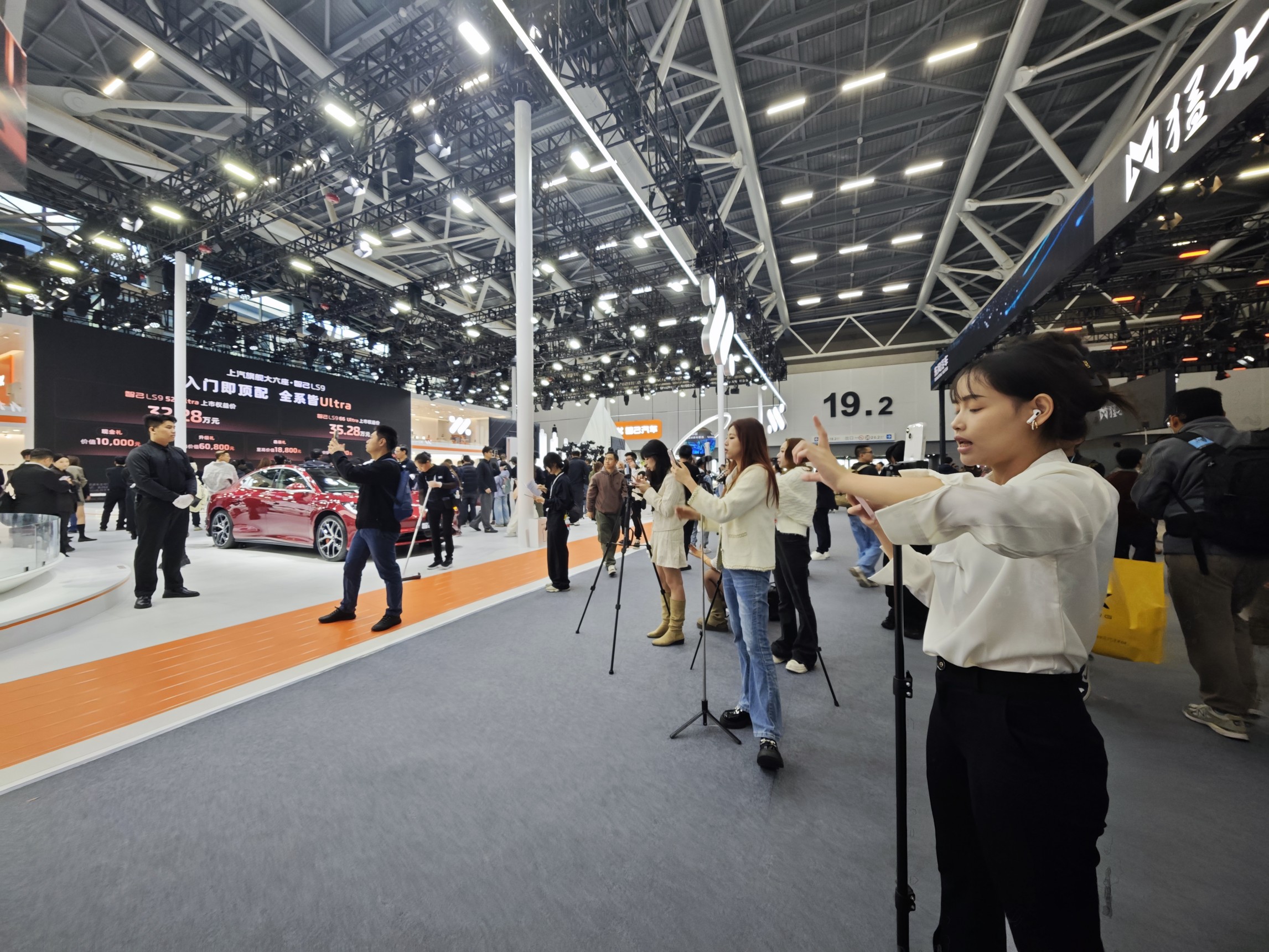 車展上正在進(jìn)行直播的主播。人民網(wǎng)記者 王天樂攝