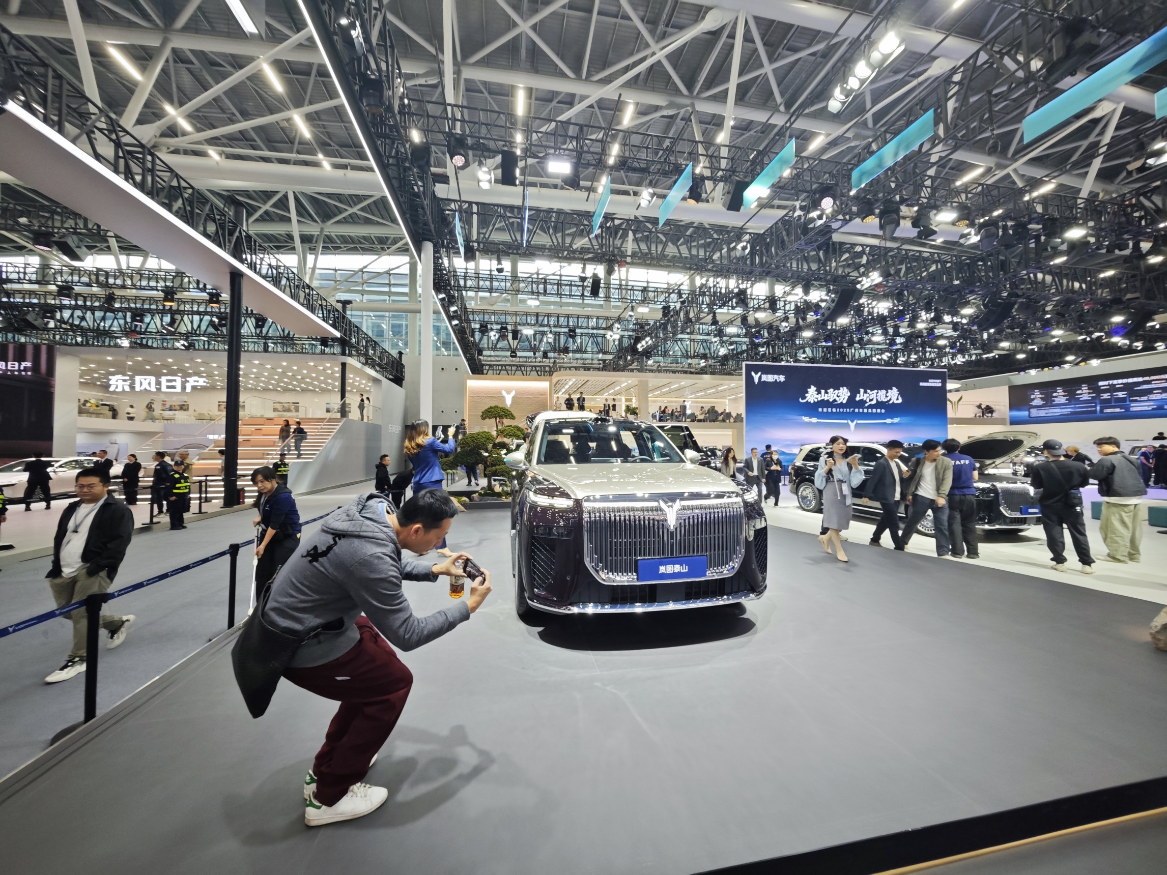 觀眾正在拍攝首發(fā)新車。人民網(wǎng)記者 王天樂(lè)攝