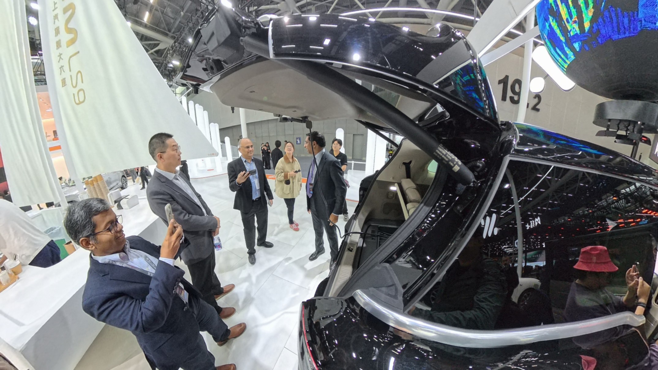 外國參觀者正在對一款國產(chǎn)車進行拍攝。 人民網(wǎng)記者 王天樂攝