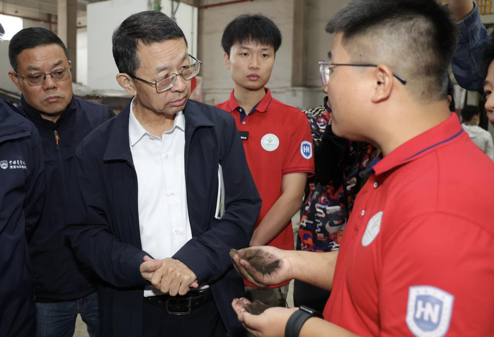 海南東方有機(jī)循環(huán)利用科技小院學(xué)生正在向張福鎖及評審專家介紹其主導(dǎo)研發(fā)的有機(jī)肥。王曉攝
