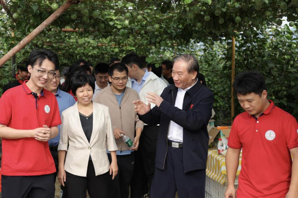 在海南省樂東黎族自治縣的百香果種植基地，沈其榮與科技小院師生進(jìn)行交流。王曉攝