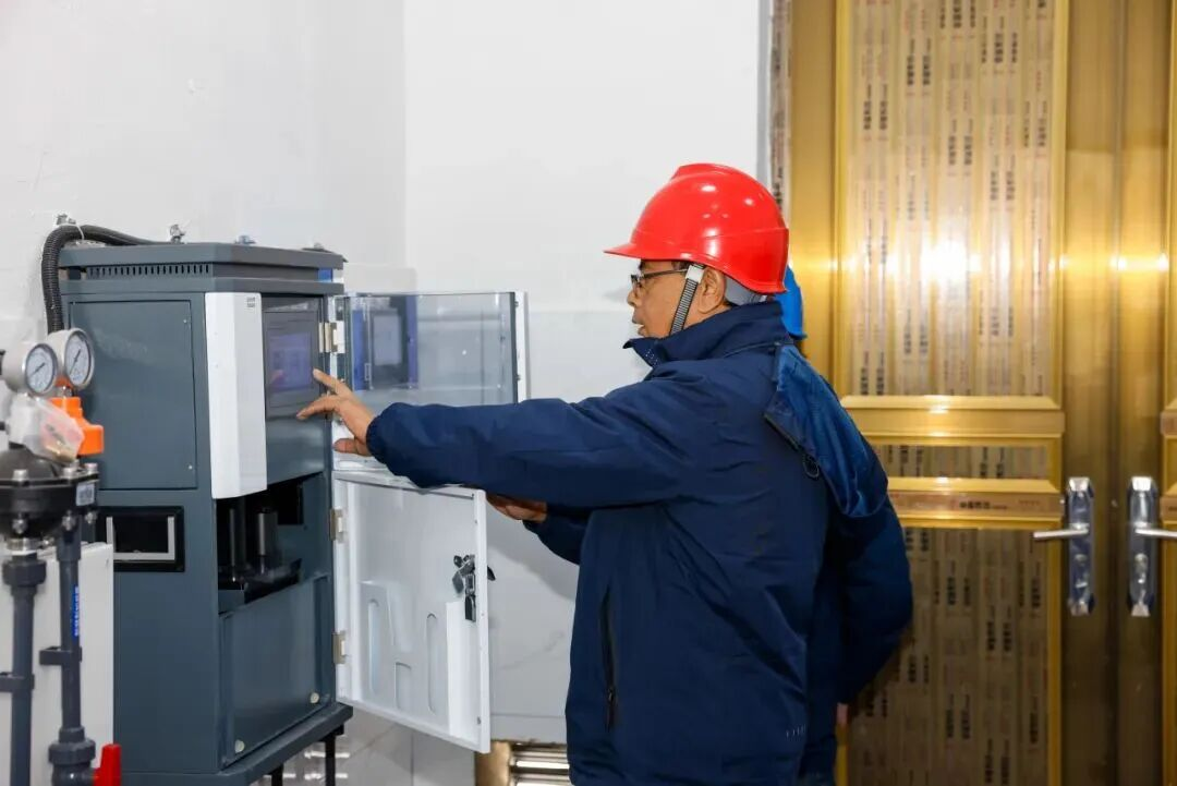 淳安縣樟村供水站運維人員對在線監(jiān)測設備進行日常巡檢維護。受訪者供圖