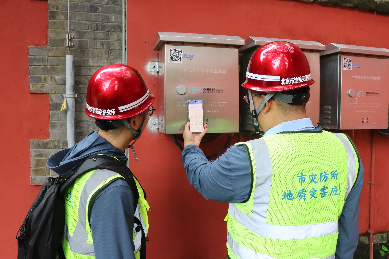 工作人員對監(jiān)測設(shè)備自動(dòng)采集數(shù)據(jù)進(jìn)行校對。受訪者供圖