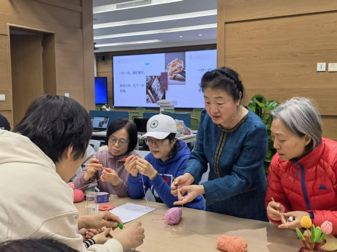 趙娟（右二）與同學(xué)們一起交流鉤織技巧。受訪者供圖