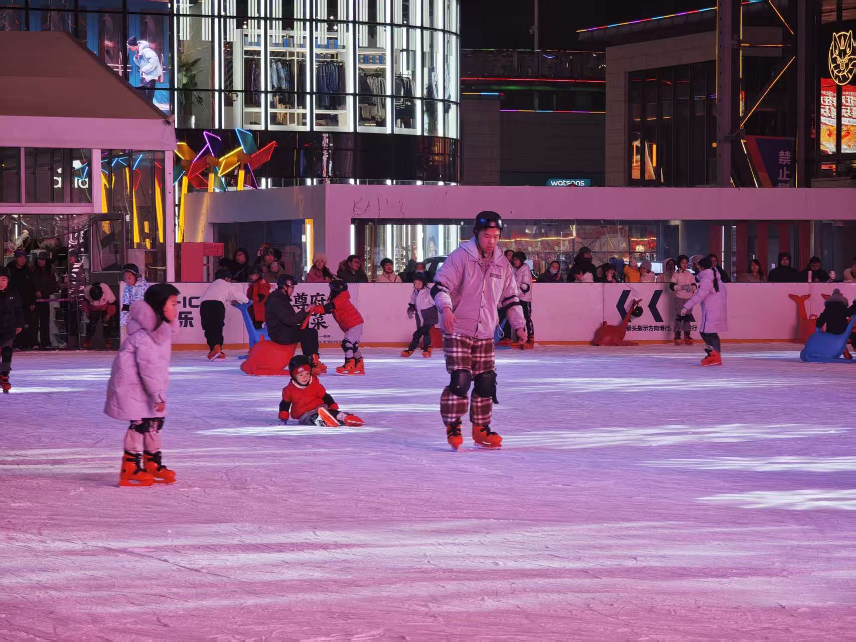 在北京某商圈的冰場(chǎng)上，人們腳踩冰刀盡情滑行。人民網(wǎng)記者 王天樂(lè)攝