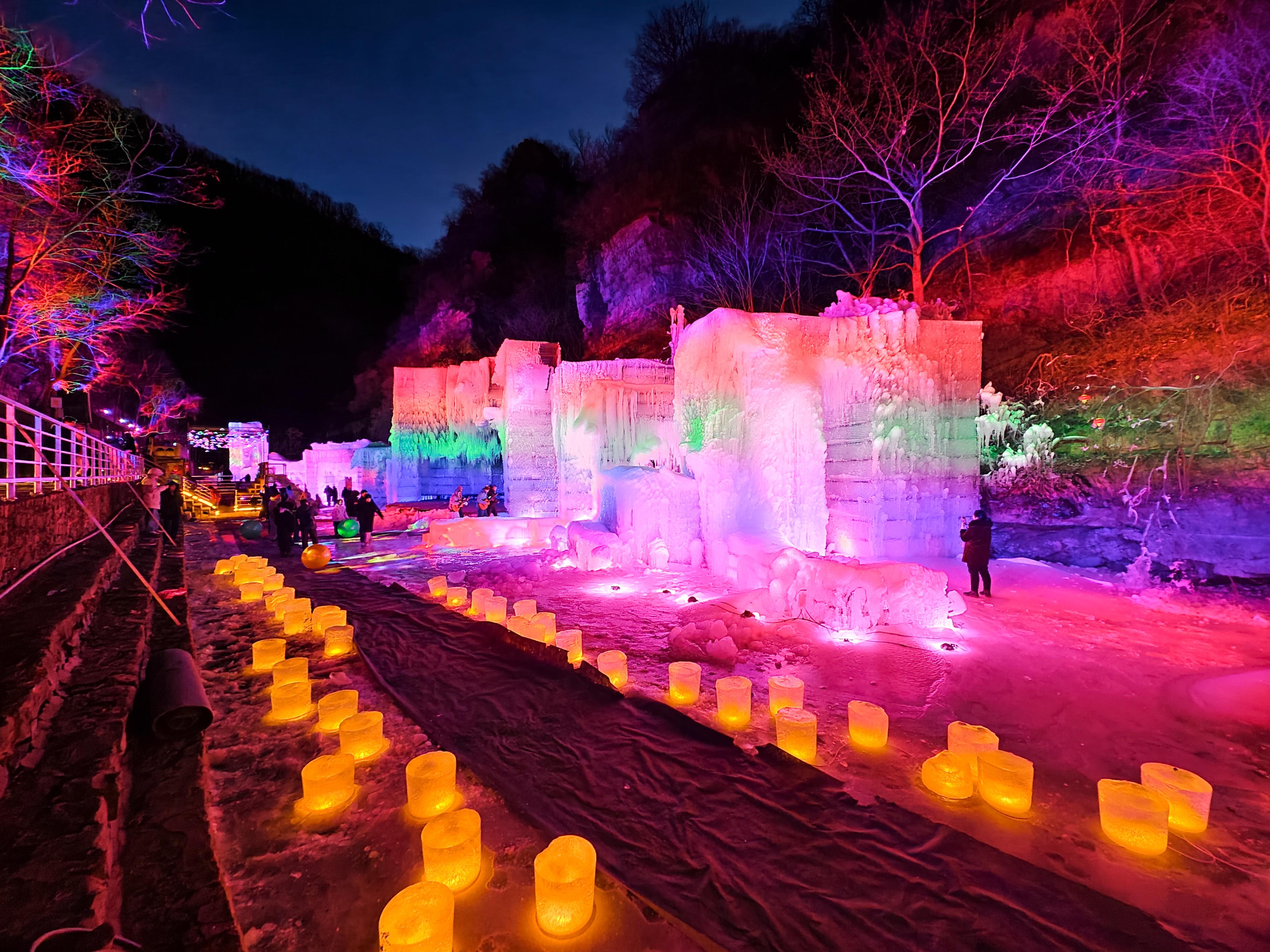 北京市平谷區(qū)京東大峽谷景區(qū)的冰雪燈光秀。馬平川攝