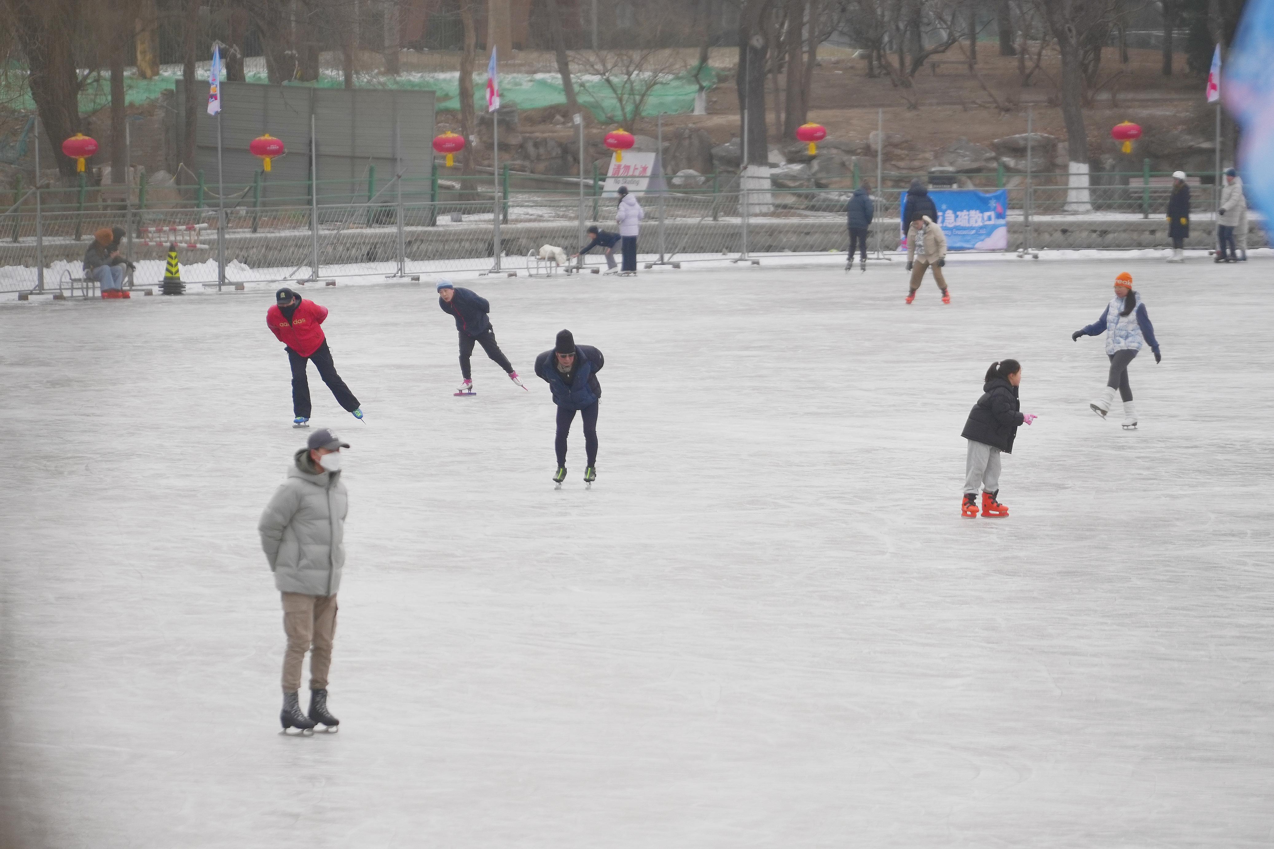 北京一家公園內(nèi)的冰場上，人們正在享受冬日的樂趣。人民網(wǎng)記者 王天樂攝