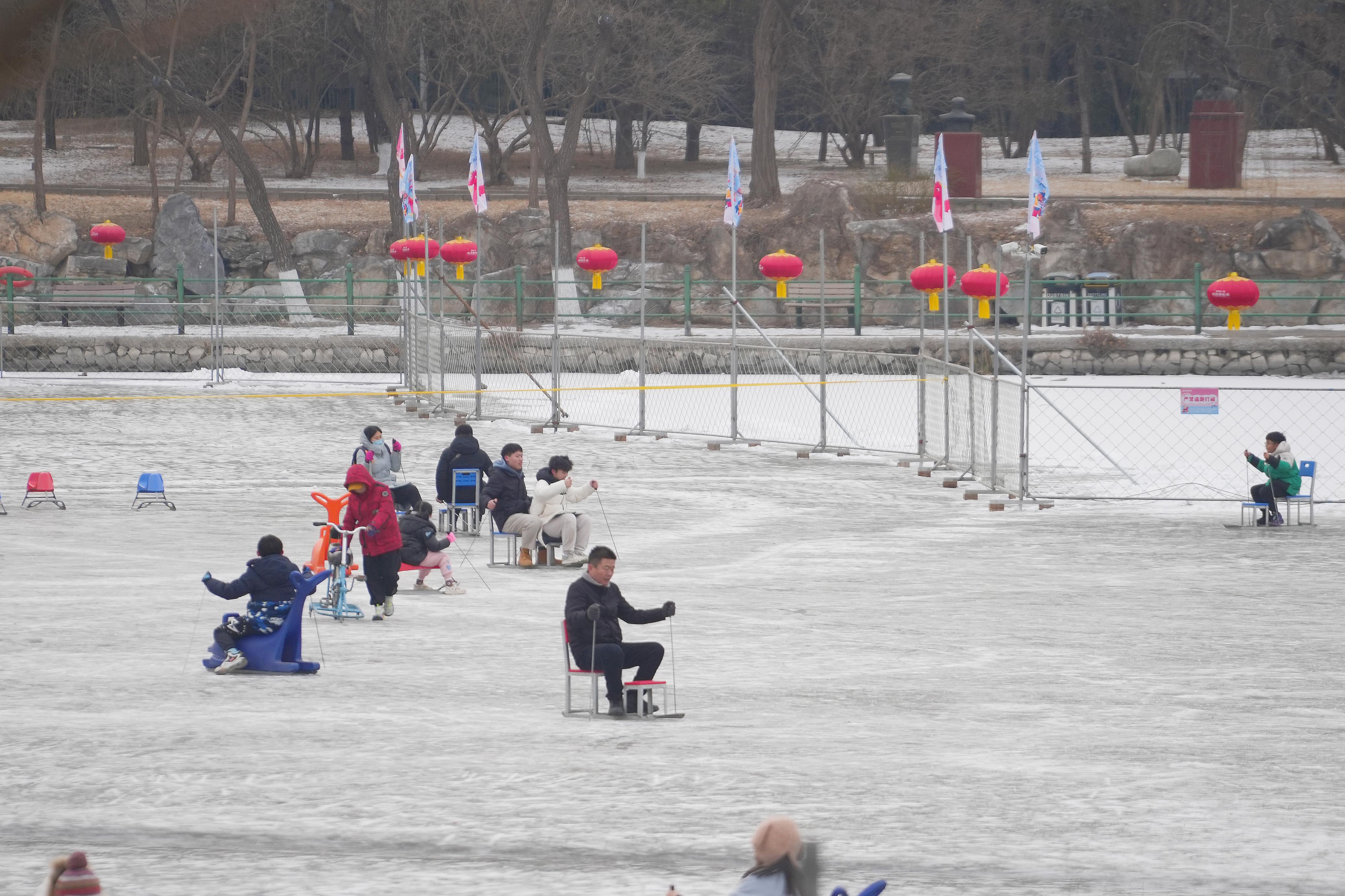   北京市朝陽(yáng)區(qū)公園的冰場(chǎng)上，游客正暢快地享受滑冰的樂(lè)趣。人民網(wǎng)記者 王天樂(lè)攝
