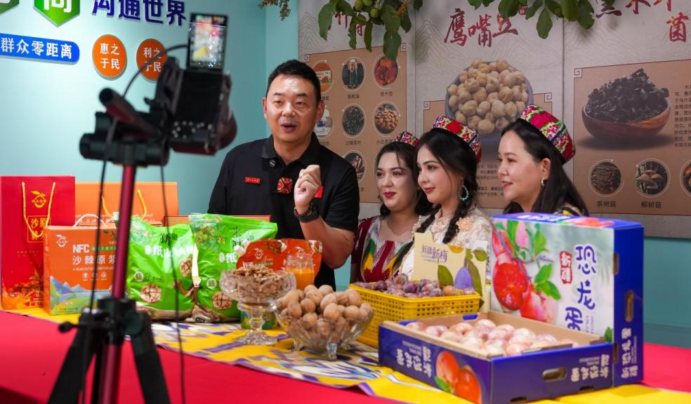 駐村第一書(shū)記朱星儒與本土年輕主播在直播介紹農(nóng)產(chǎn)品。史啟發(fā)&nbsp;攝