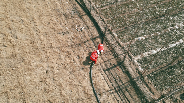 工作人員鋪設(shè)試驗(yàn)用高壓柔性復(fù)合管。受訪者供圖