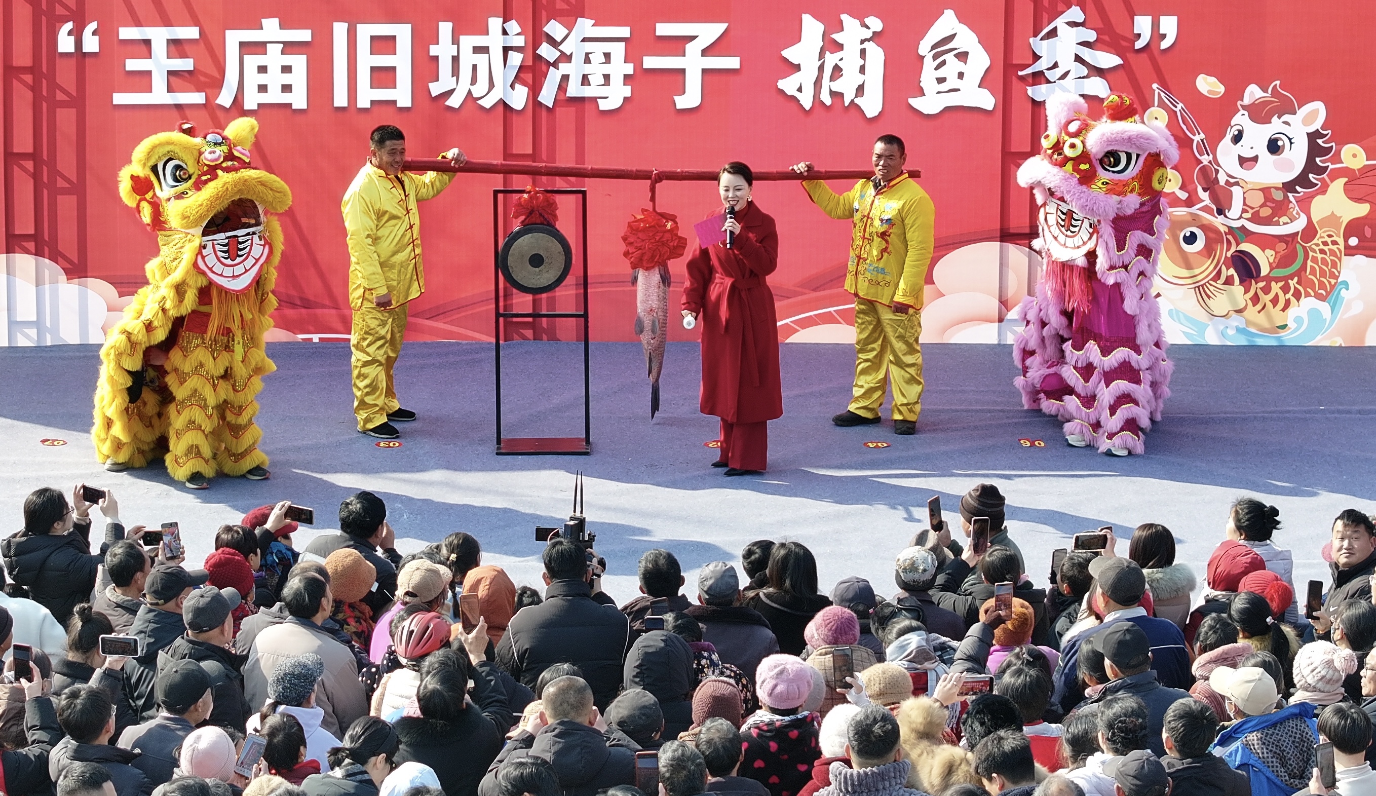 活動現(xiàn)場的“福魚”競拍環(huán)節(jié)。 人民網(wǎng)記者 王天樂攝