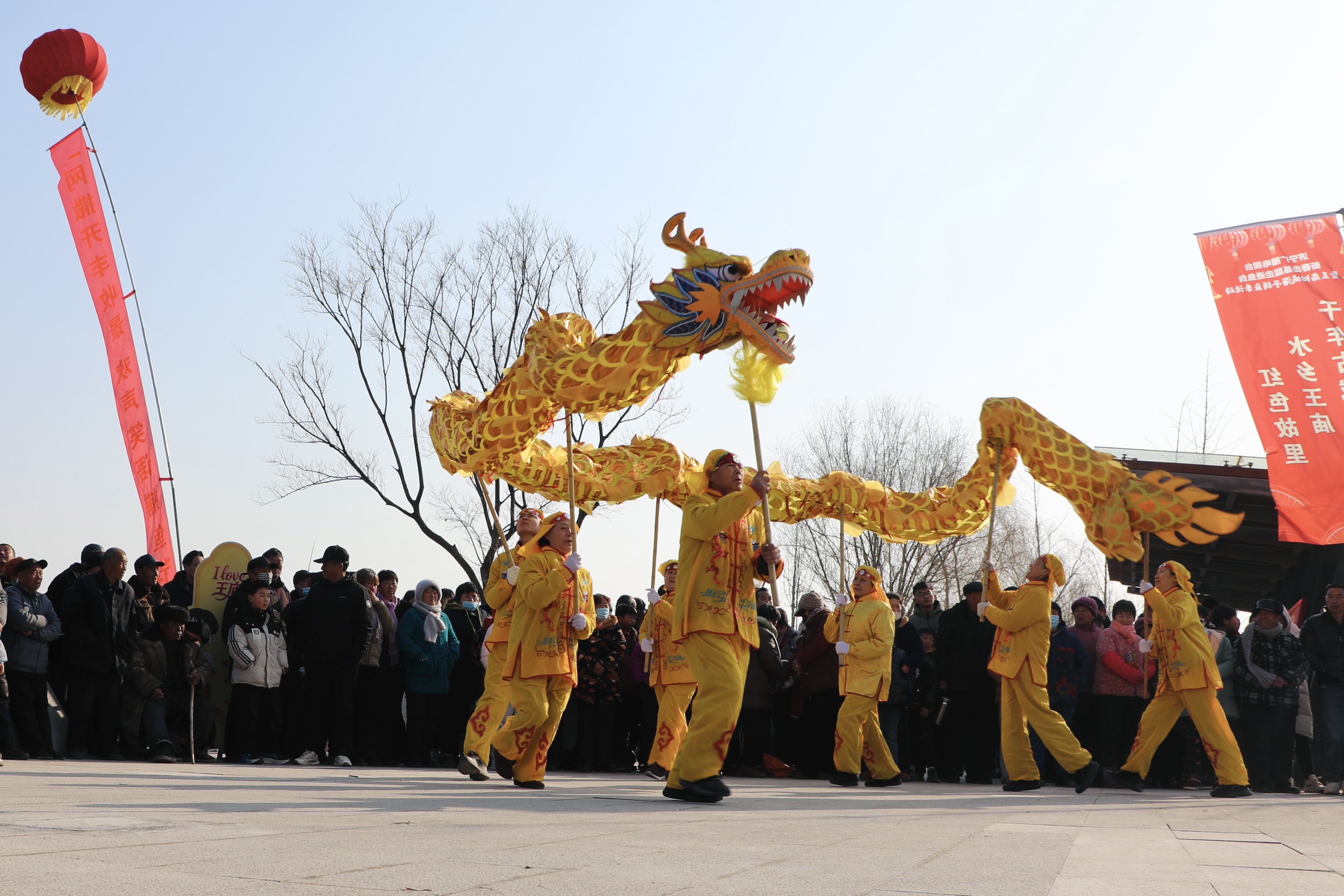 活動(dòng)現(xiàn)場(chǎng)的舞龍表演。人民網(wǎng)記者 王天樂(lè)攝