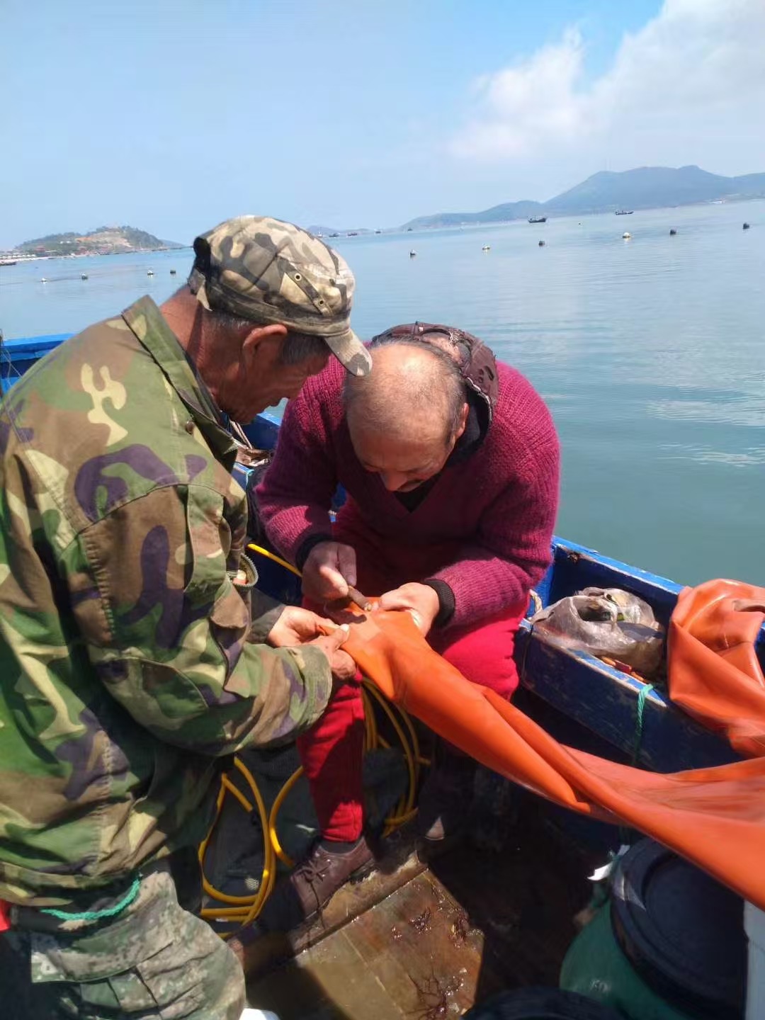 老張和水手們在修潛水服。祝銘旋攝