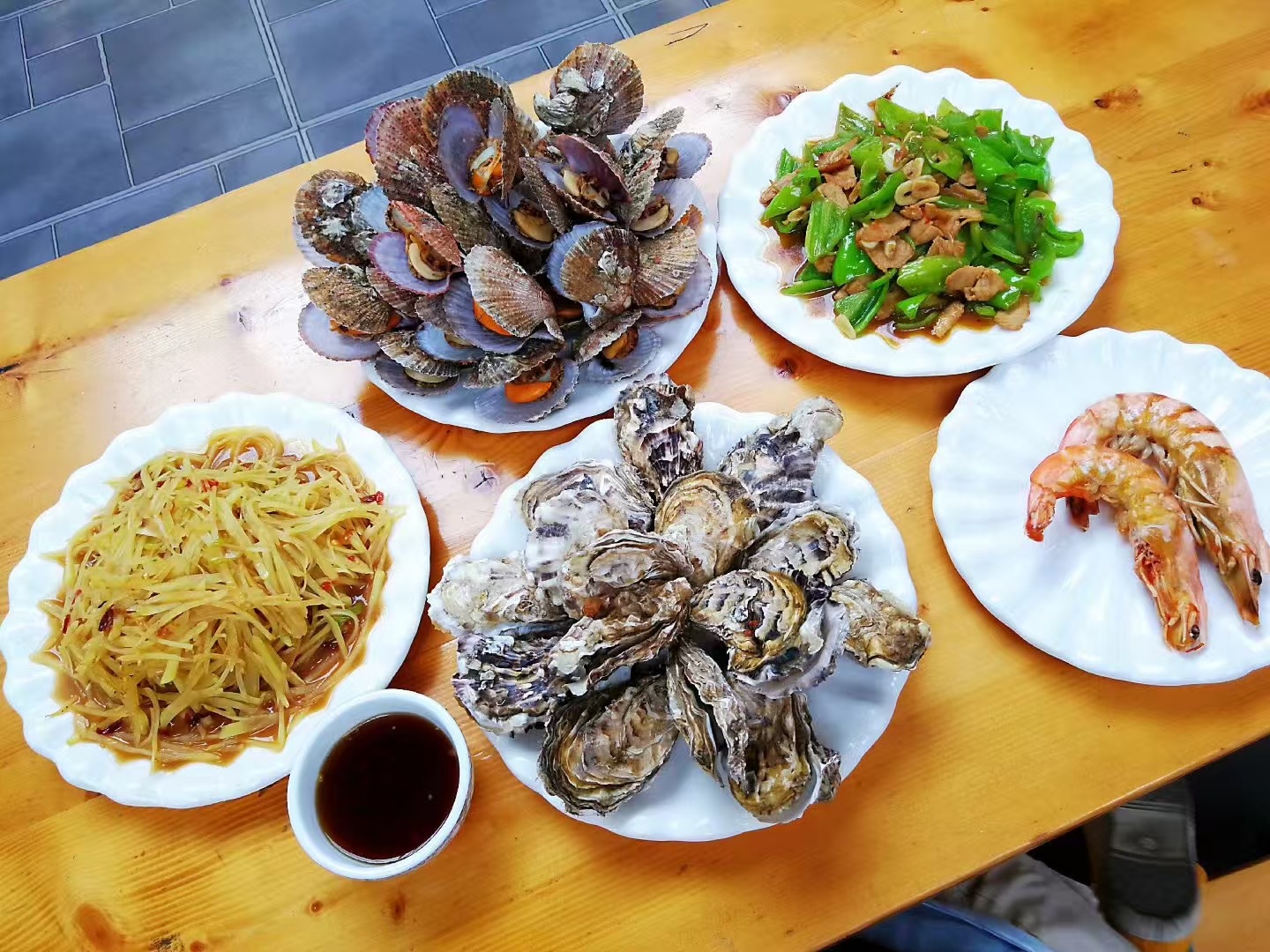 水產(chǎn)養(yǎng)殖戶們的家常午餐。祝銘旋攝