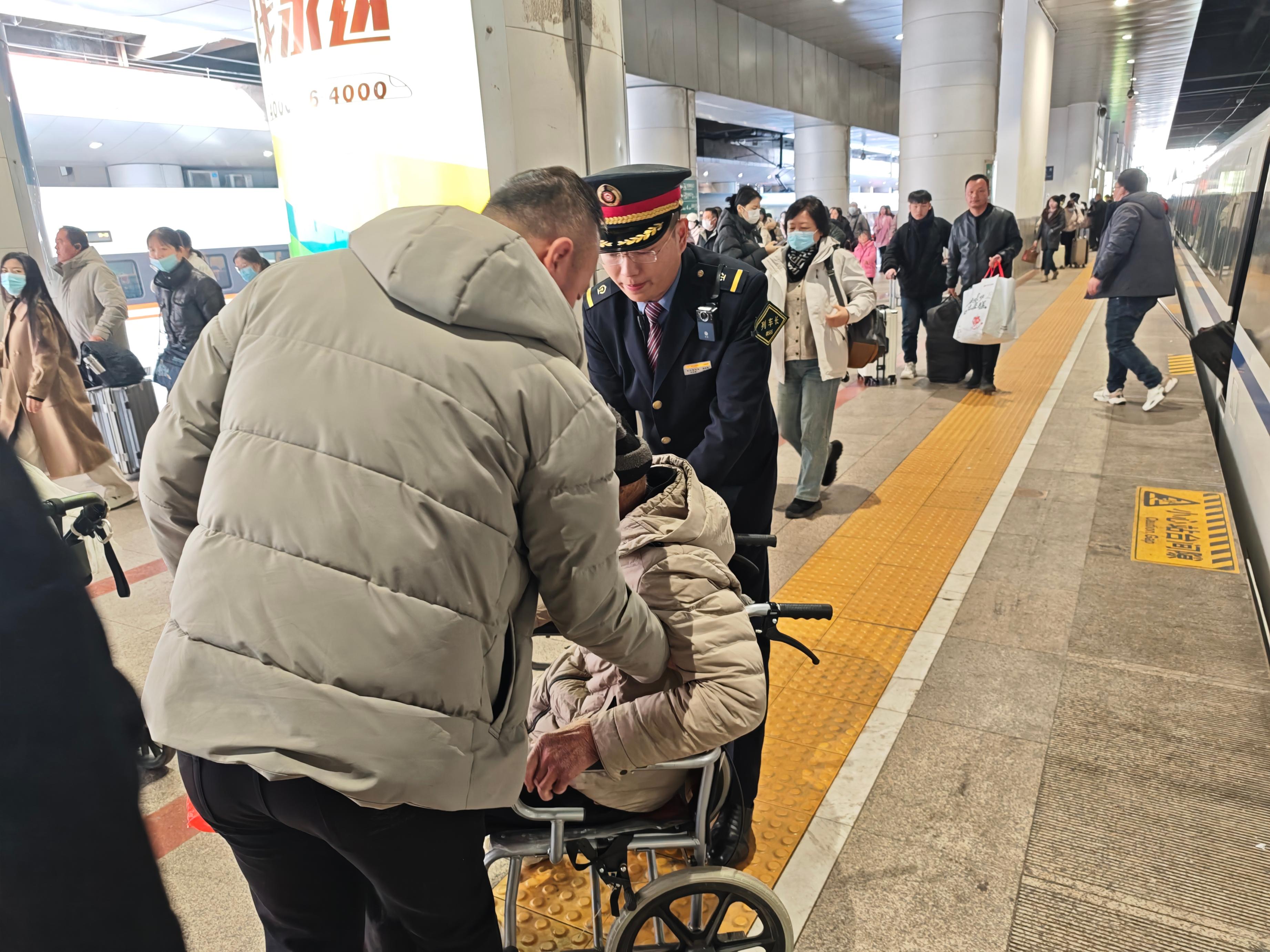 李圳懋幫助輪椅乘客上下車。受訪者供圖