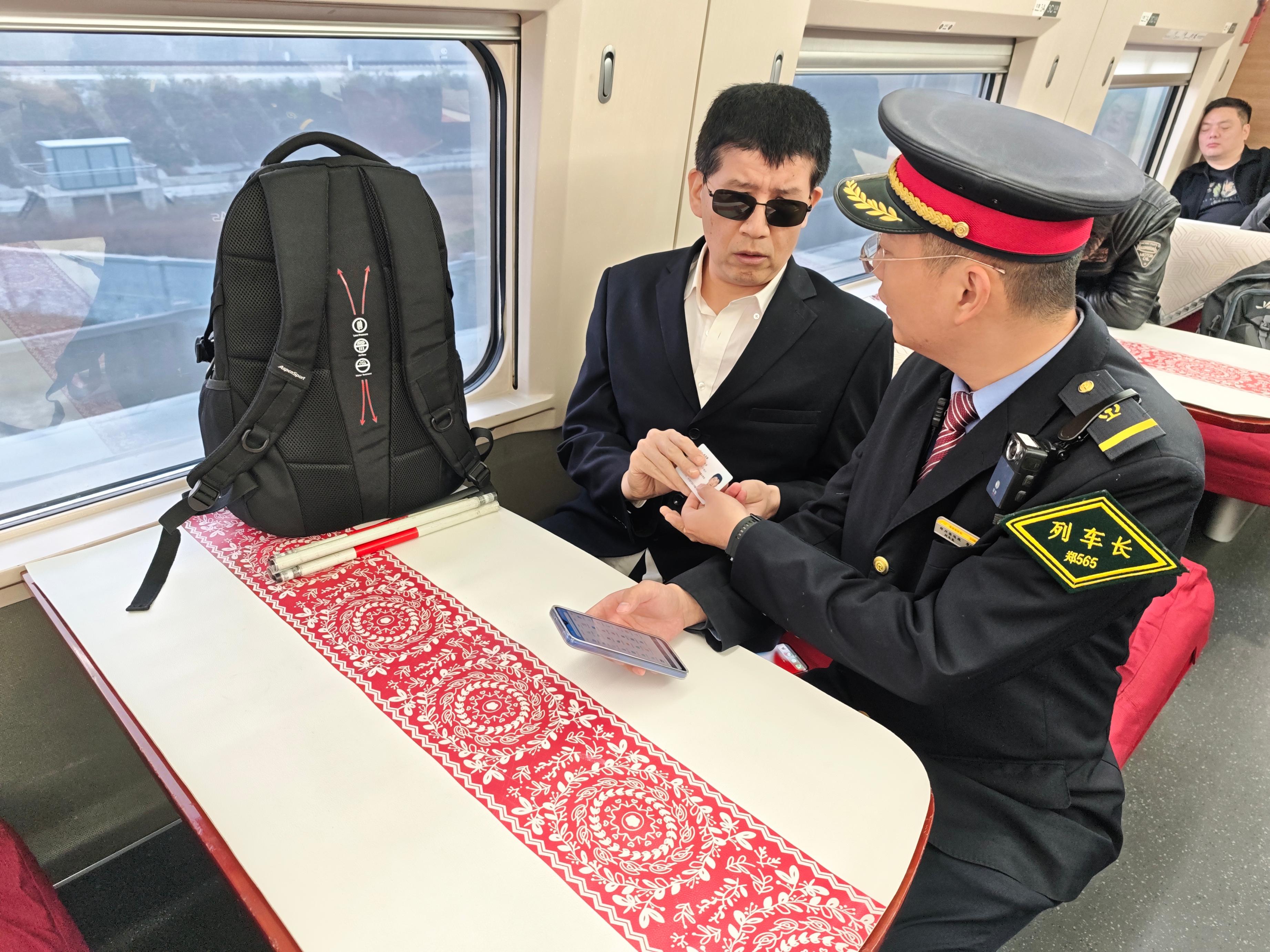 李圳懋引導(dǎo)盲人團(tuán)隊至餐車休息。受訪者供圖