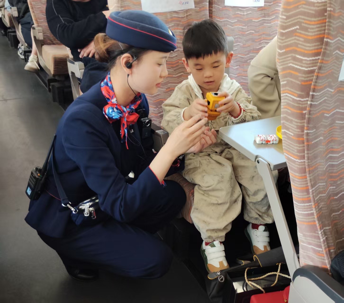 高鐵工作人員服務(wù)旅客。人民網(wǎng)記者 王紹紹攝