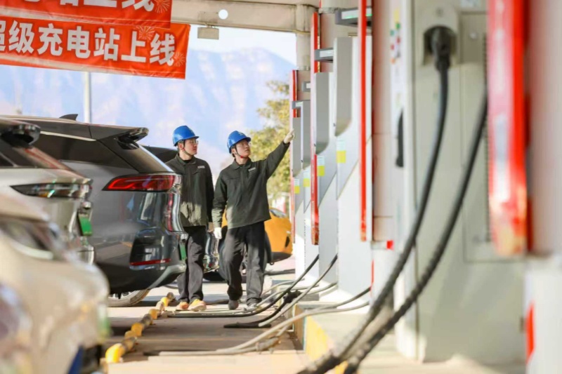 供電企業(yè)員工在二廣高速濟源服務區(qū)充電站巡檢充電設施。受訪者供圖