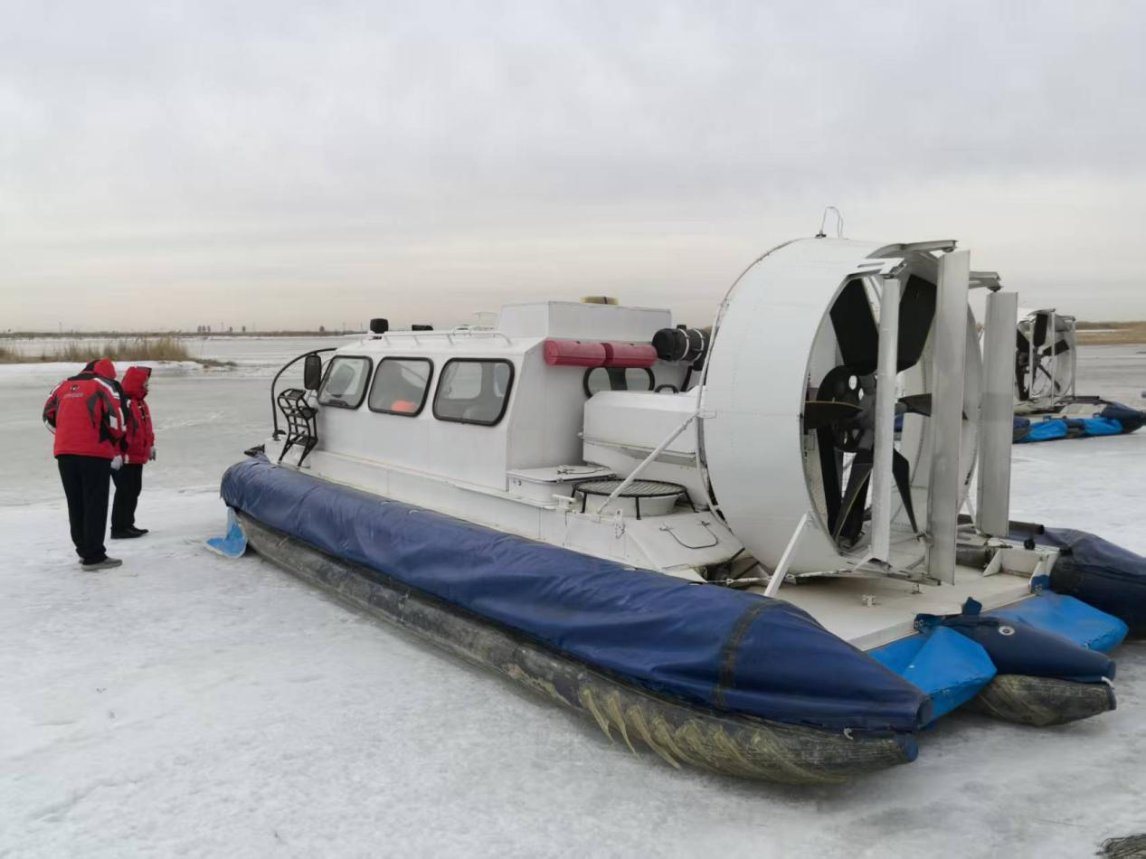 工作人員做巡河準(zhǔn)備。受訪者供圖