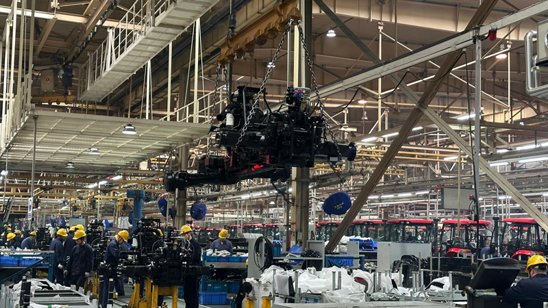 中國一拖數(shù)智化生產(chǎn)線。人民網(wǎng)記者 王紹紹攝