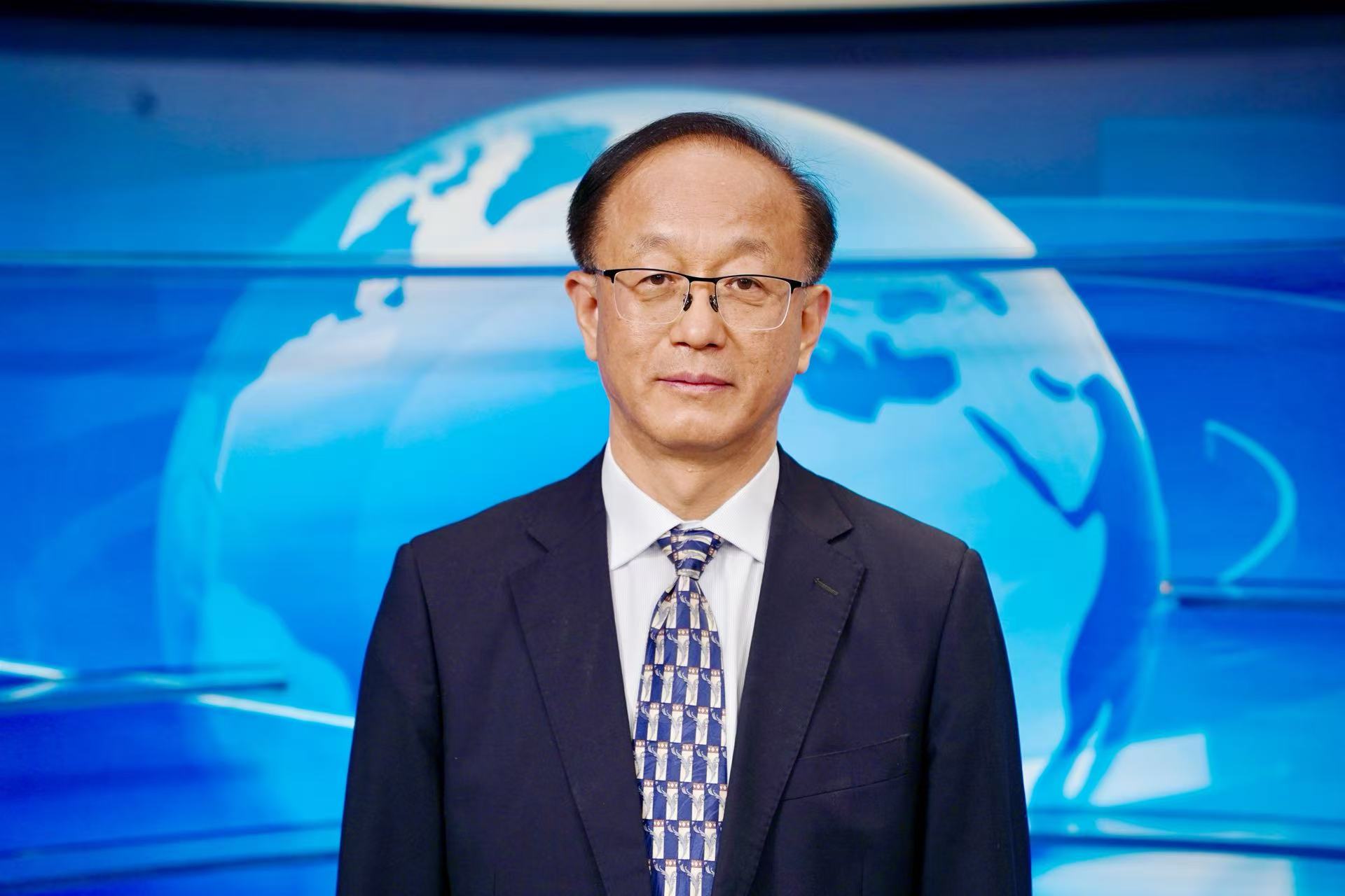 清華大學(xué)環(huán)境學(xué)院教授胡洪營做客《人民會客廳》欄目。人民網(wǎng) 謝欣良攝