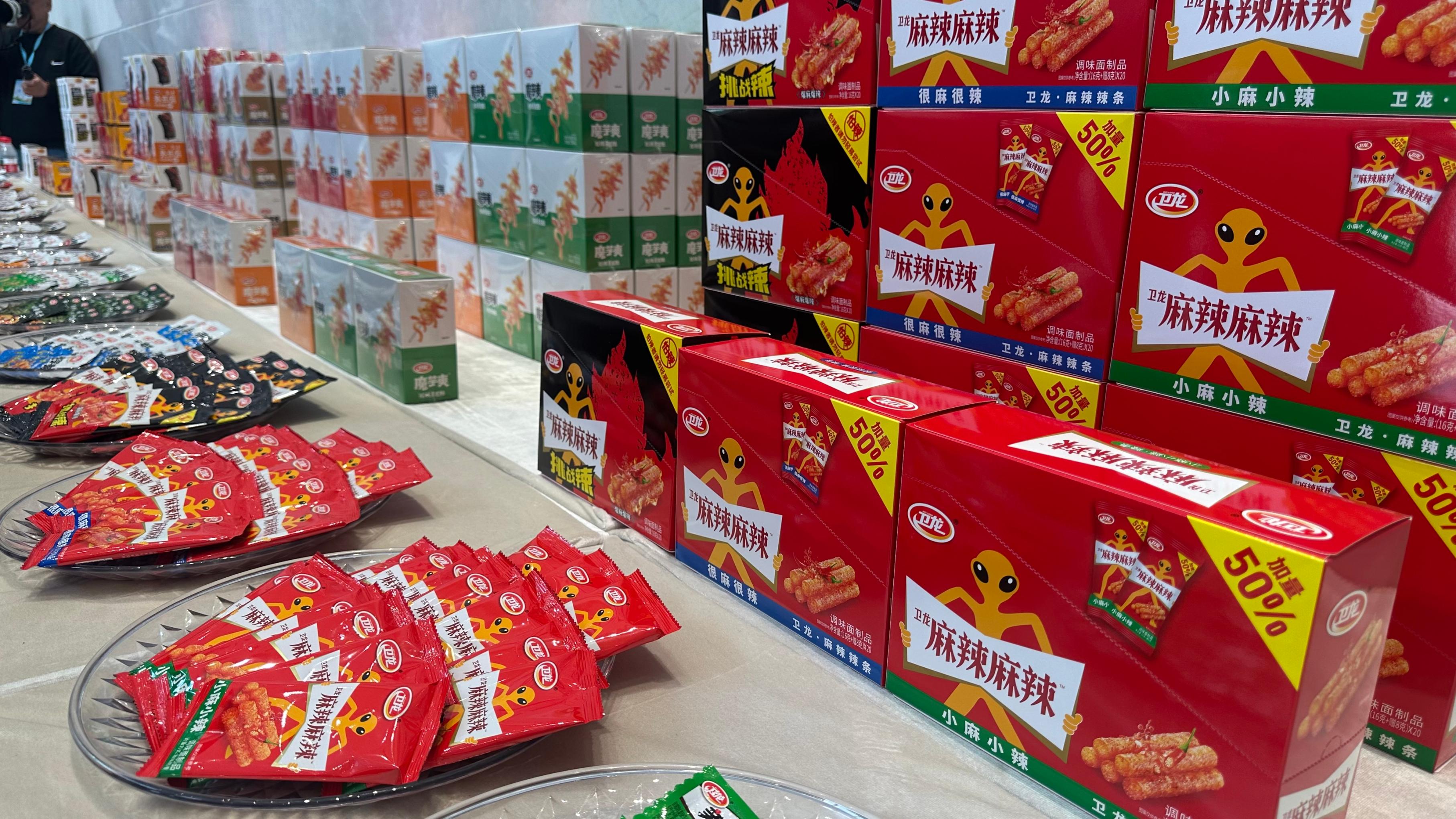 各類零食產(chǎn)品。人民網(wǎng)記者 王紹紹攝