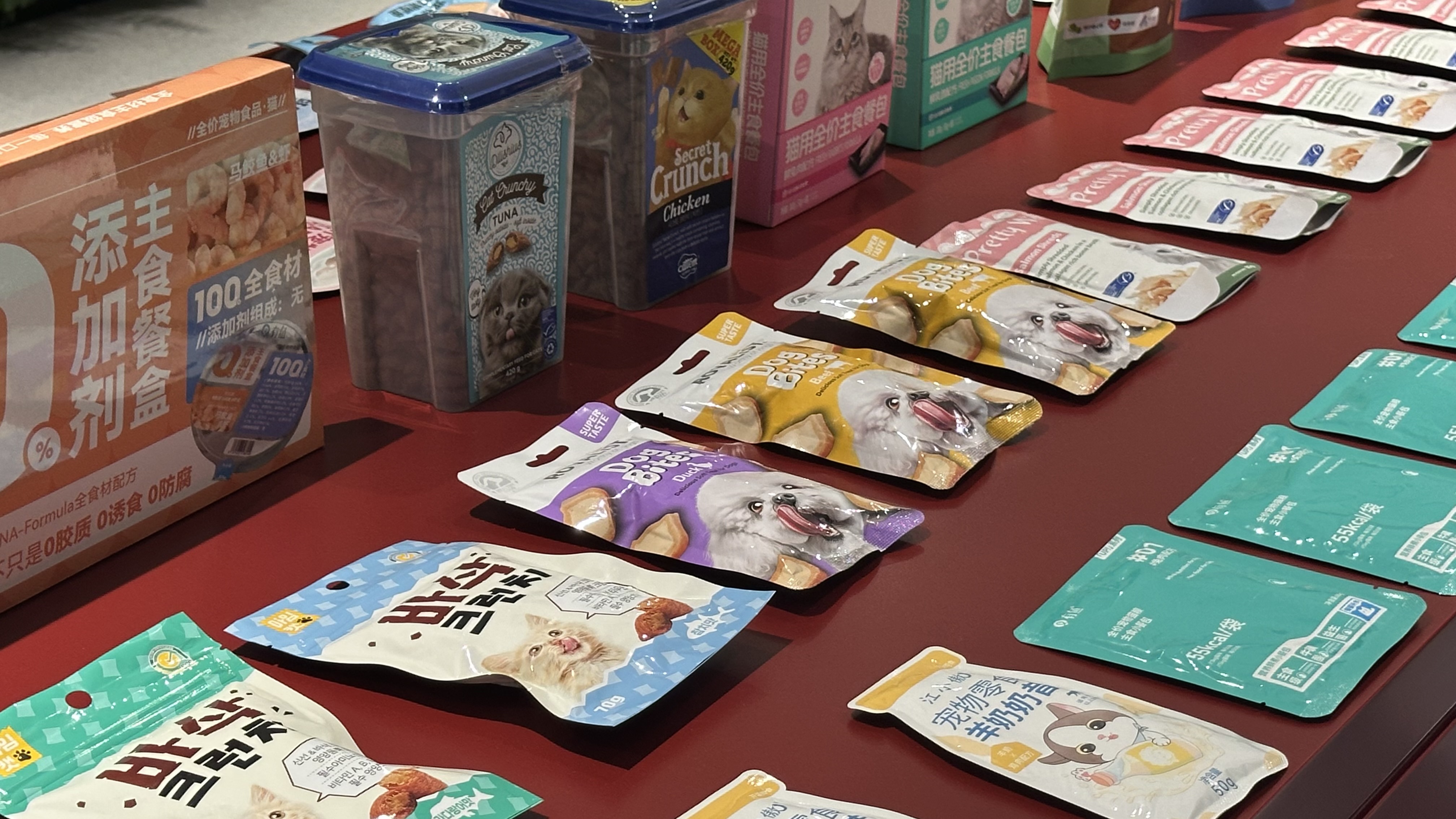 各類(lèi)寵物食品。人民網(wǎng)記者 王紹紹攝