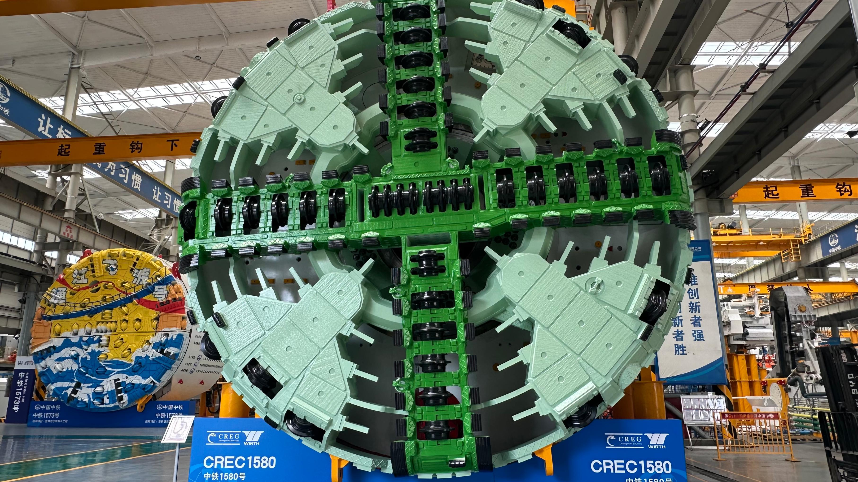 中鐵集團(tuán)盾構(gòu)機(jī)展示。人民網(wǎng)記者 王紹紹攝