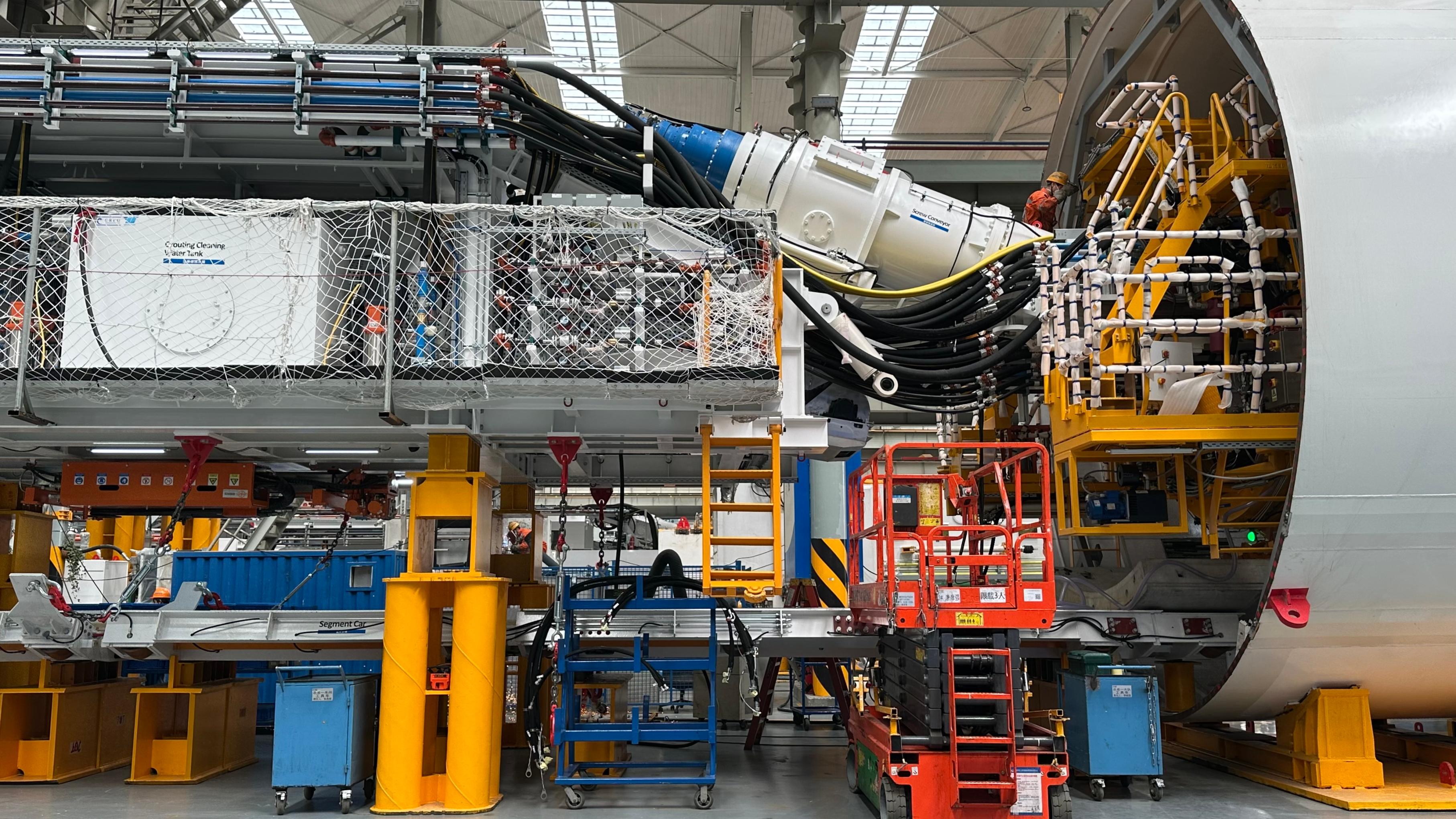 盾構(gòu)機(jī)內(nèi)部構(gòu)造。人民網(wǎng)記者 王紹紹攝