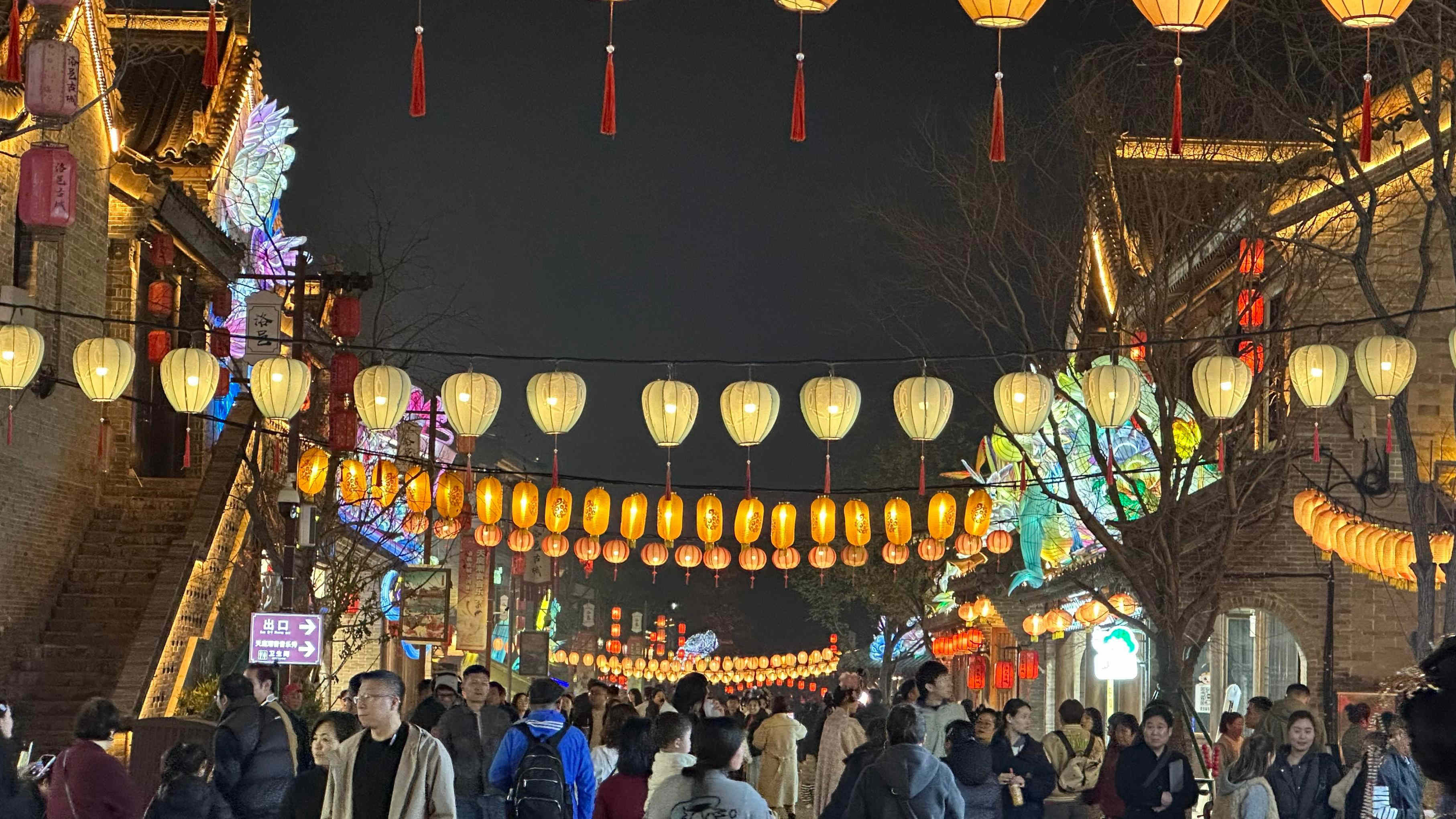 洛邑古城人來人往。人民網(wǎng)記者 王紹紹攝