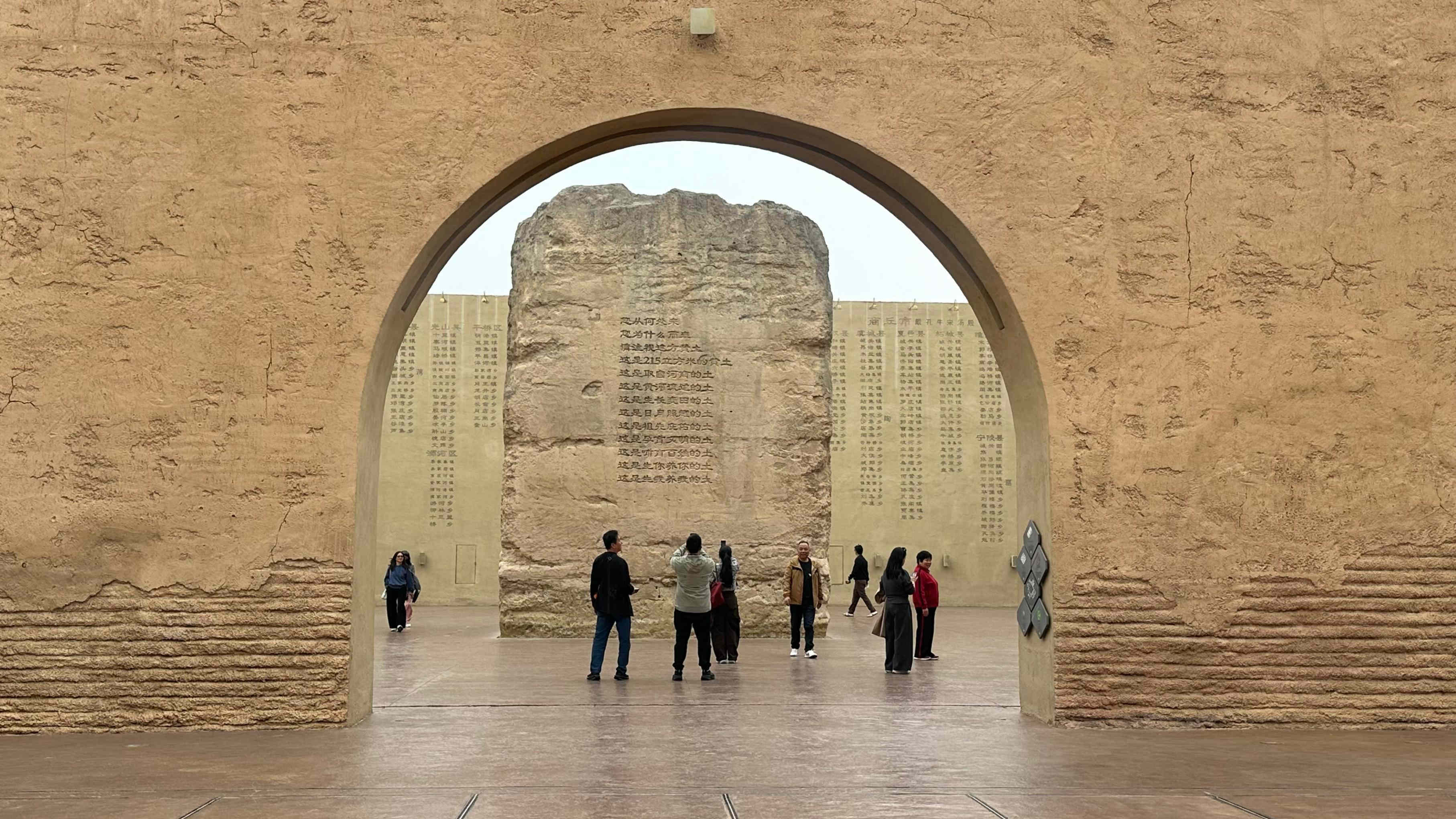 “只有河南·戲劇幻城”景區(qū)內(nèi)部。人民網(wǎng)記者 王紹紹攝