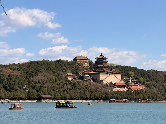 4月6日，游客在頤和園乘坐游船。人民網(wǎng)記者 李楠樺攝