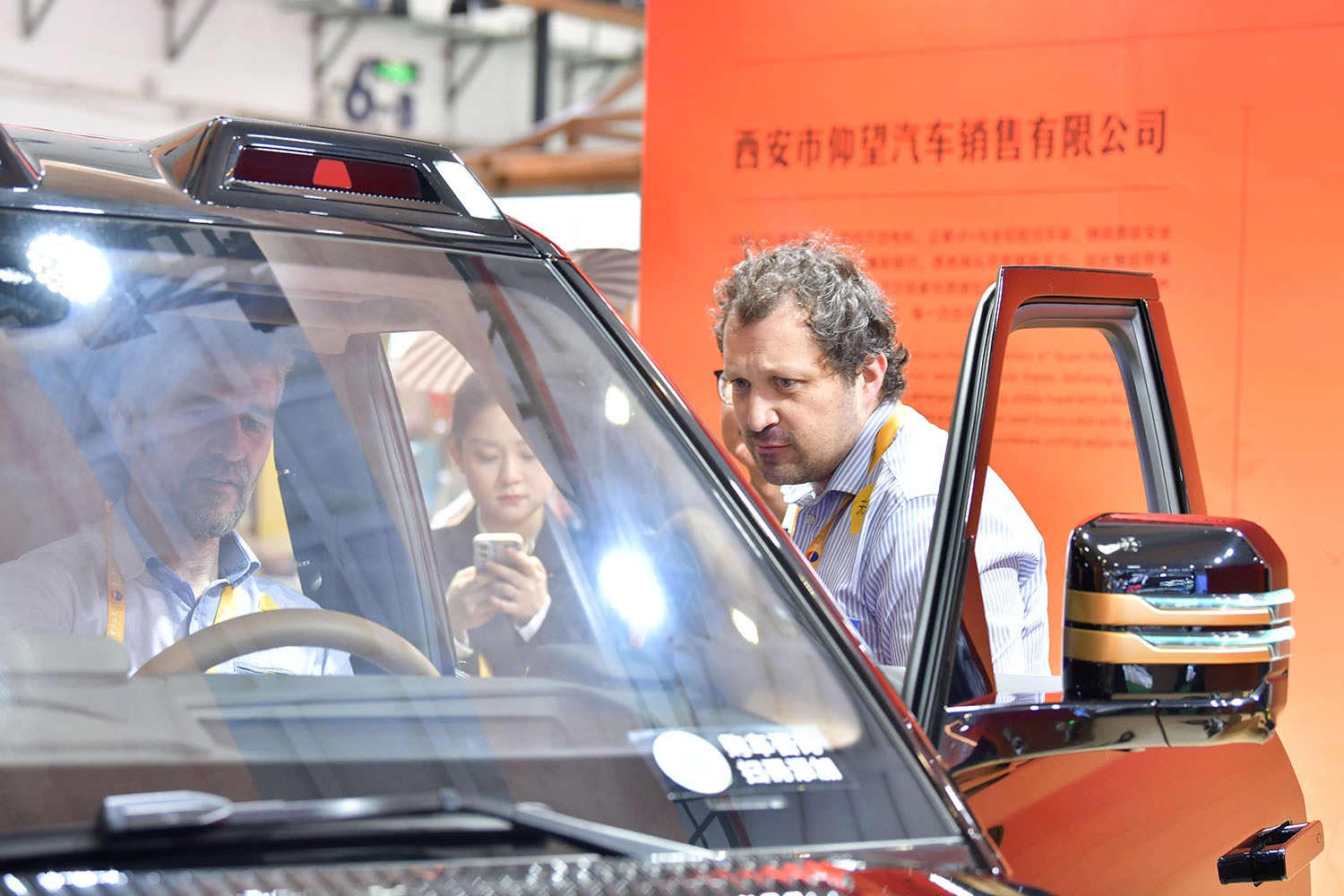 外國(guó)嘉賓試乘體驗(yàn)中國(guó)新能源汽車(chē)。人民網(wǎng)記者 任峰濤攝