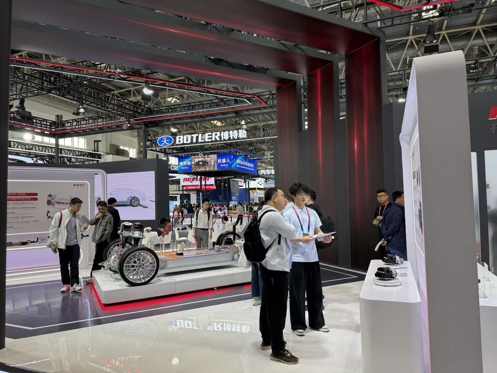 2026北京車展吸引了21個國家和地區(qū)的供應鏈與科技企業(yè)參展。人民網(wǎng)記者 孫陽攝