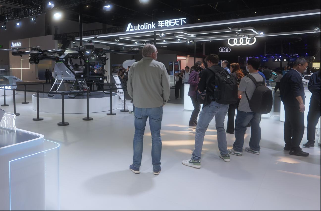 2026北京車展上的創(chuàng)新產(chǎn)品吸引外媒關(guān)注。人民網(wǎng)記者 焦磊攝