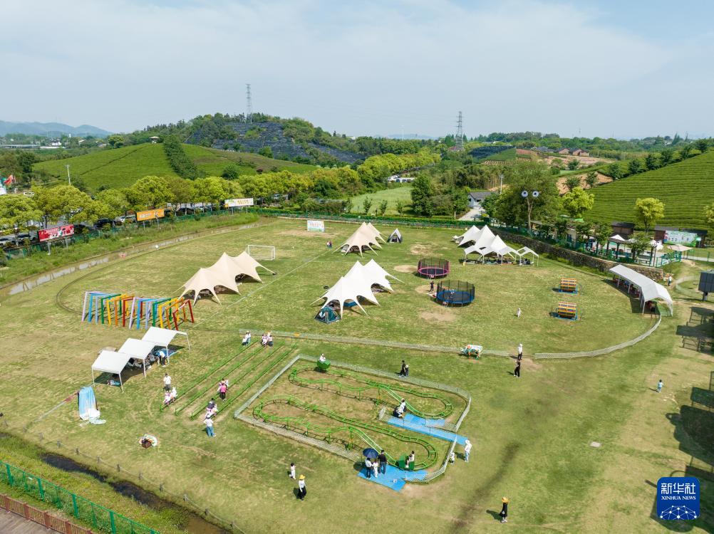 4月26日，游客在杭州市余杭區(qū)徑山鎮(zhèn)小古城村一處露營(yíng)基地內(nèi)游玩（無人機(jī)照片）。新華社記者 江漢 攝